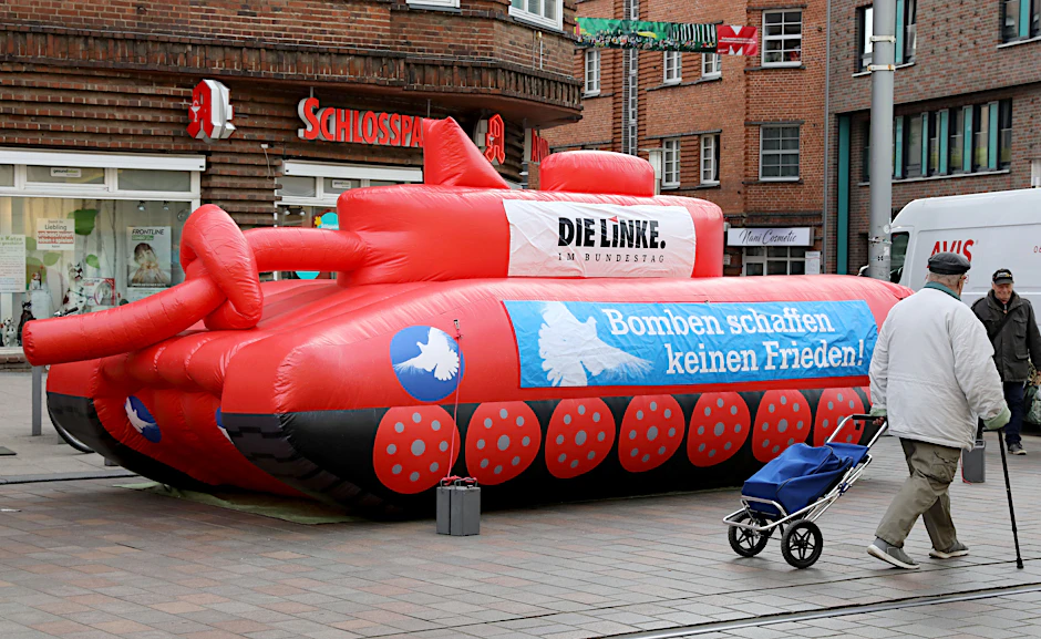 Schwerin im April. Auf der „Friedenstour“ der Partei Die Linke steht ein großer aufblasbarer Panzer mit verknotetem Kanonenrohr auf dem Marienplatz.