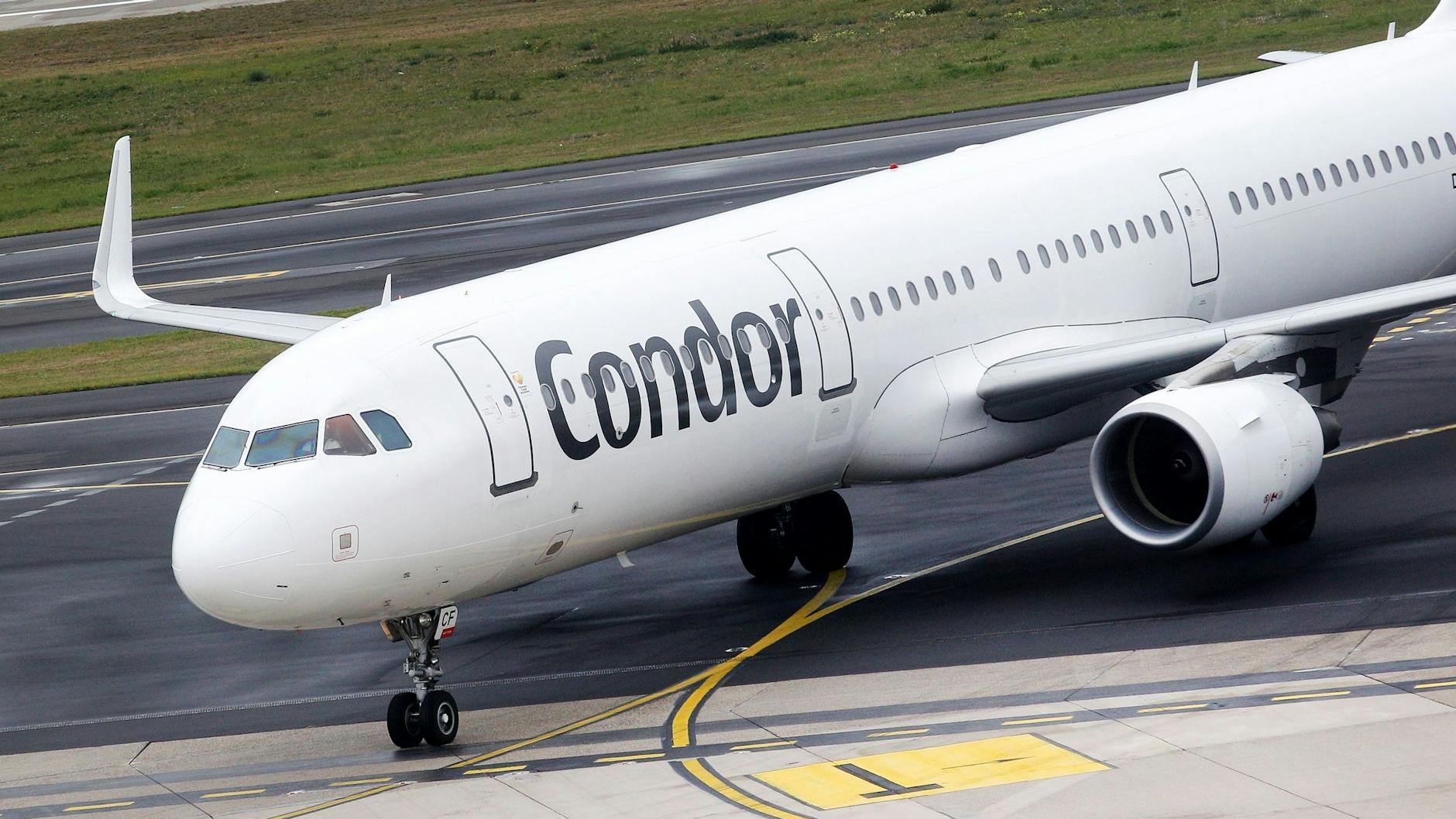 Ein Flugzeug der Fluggesellschaft Condor. Condor-Chef Ralf Teckentrup geht von erheblich steigenden Preisen für Flugreisen aus.