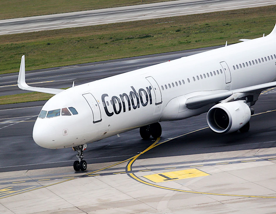 Ein Flugzeug der Fluggesellschaft Condor. Condor-Chef Ralf Teckentrup geht von erheblich steigenden Preisen für Flugreisen aus.