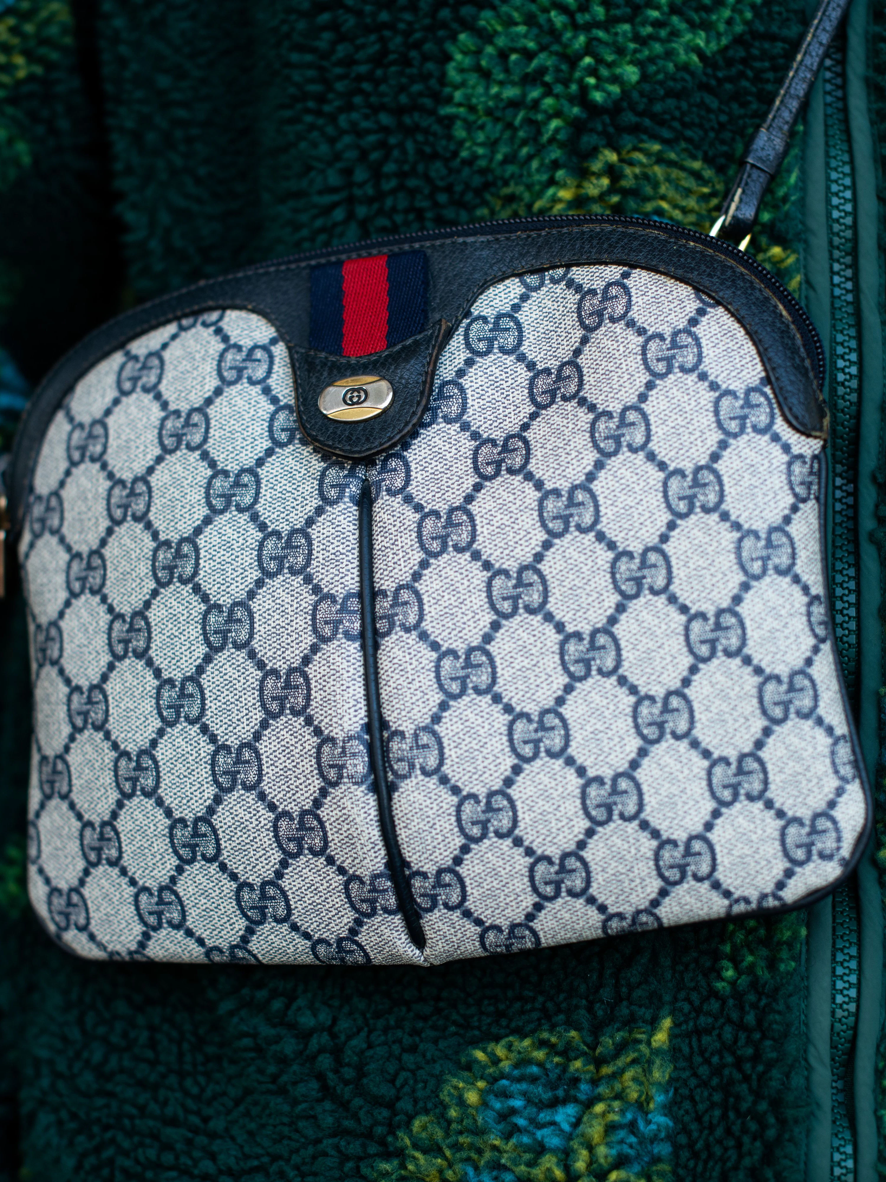 Die originale Gucci-Tasche aus Canvas mit Doppel-G-Muster ist aus den 80er-Jahren. Sie gehörte einst seiner Oma, wie Noé erzählt.