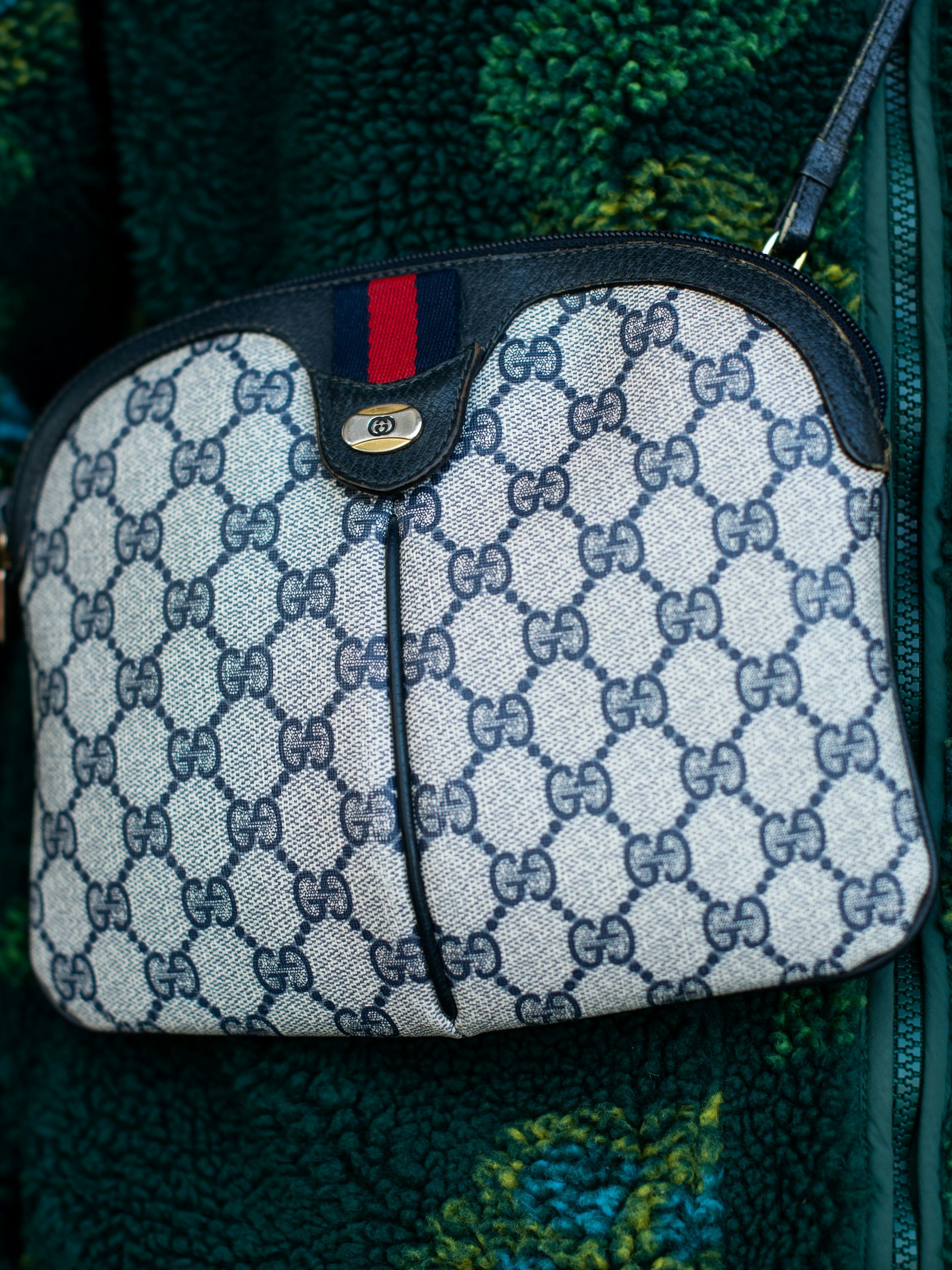 Die originale Gucci-Tasche aus Canvas mit Doppel-G-Muster ist aus den 80er-Jahren. Sie gehörte einst seiner Oma, wie Noé erzählt.