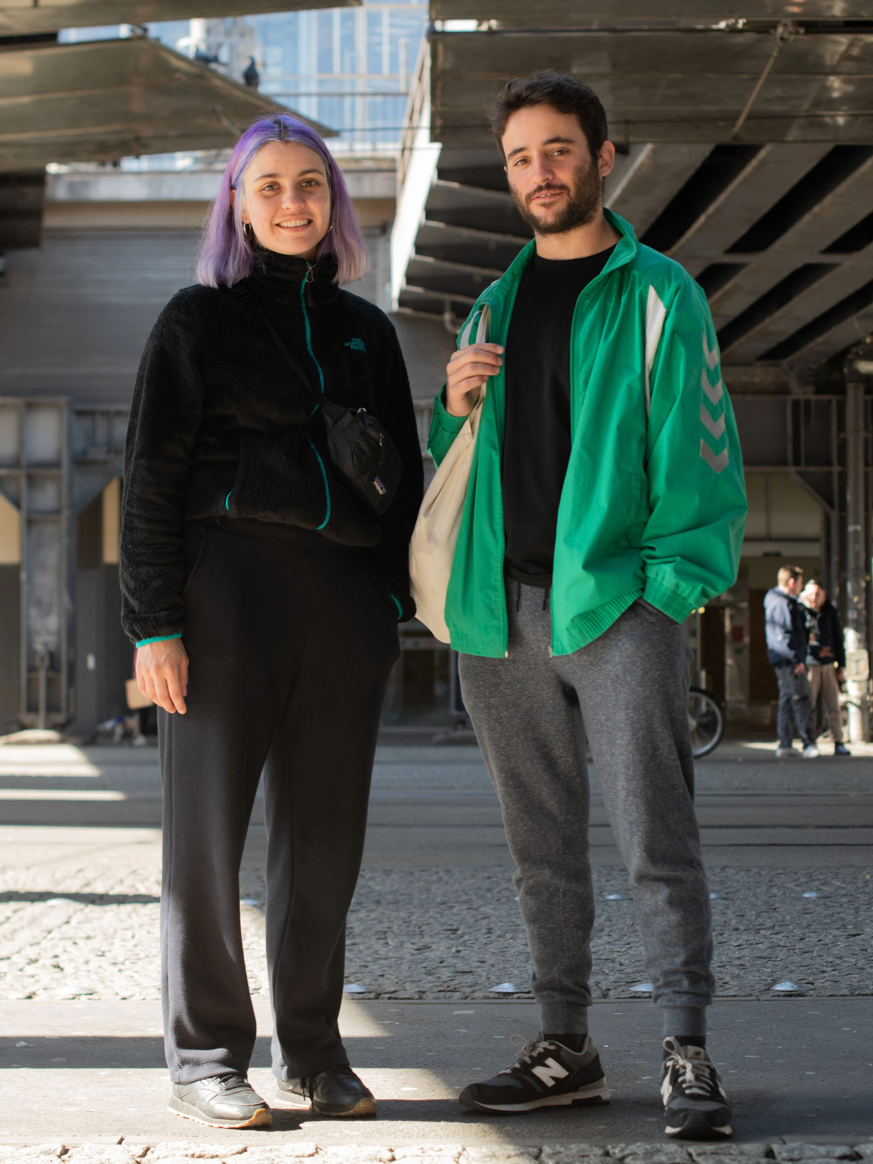 Die gebürtige Mexikanerin Raxide lebt zur Zeit in Oldenburg, wo sie Neurowissenschaften studiert. Sie besucht ihren Freund Manuel, der&nbsp; vor einem Jahr aus Argentinien nach Berlin kam und hier derzeit für einen Delivery-Dienst arbeitet. Sein Ziel ist ein Job als Web-Developer.