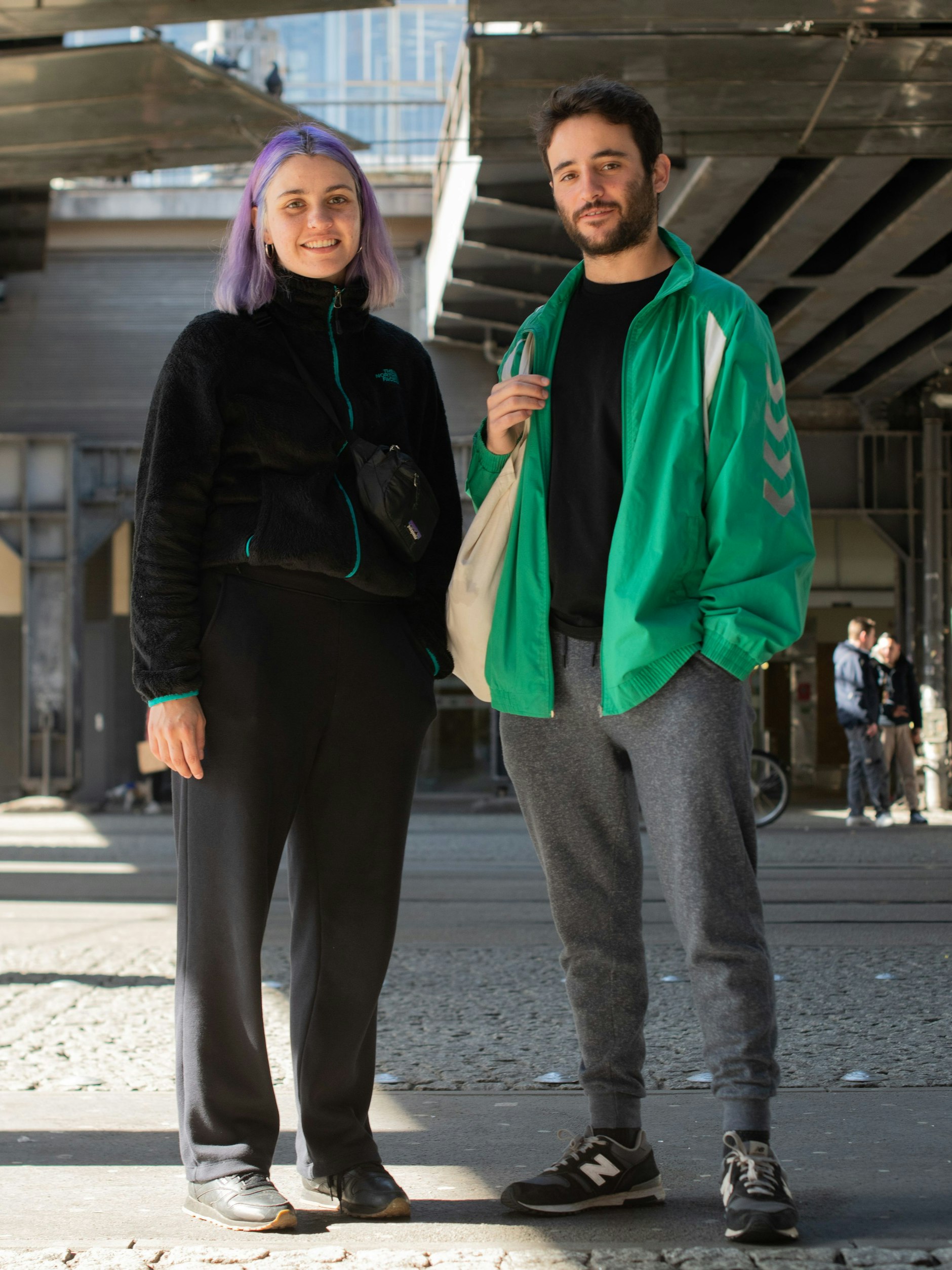 Die gebürtige Mexikanerin Raxide lebt zur Zeit in Oldenburg, wo sie Neurowissenschaften studiert. Sie besucht ihren Freund Manuel, der&nbsp; vor einem Jahr aus Argentinien nach Berlin kam und hier derzeit für einen Delivery-Dienst arbeitet. Sein Ziel ist ein Job als Web-Developer.