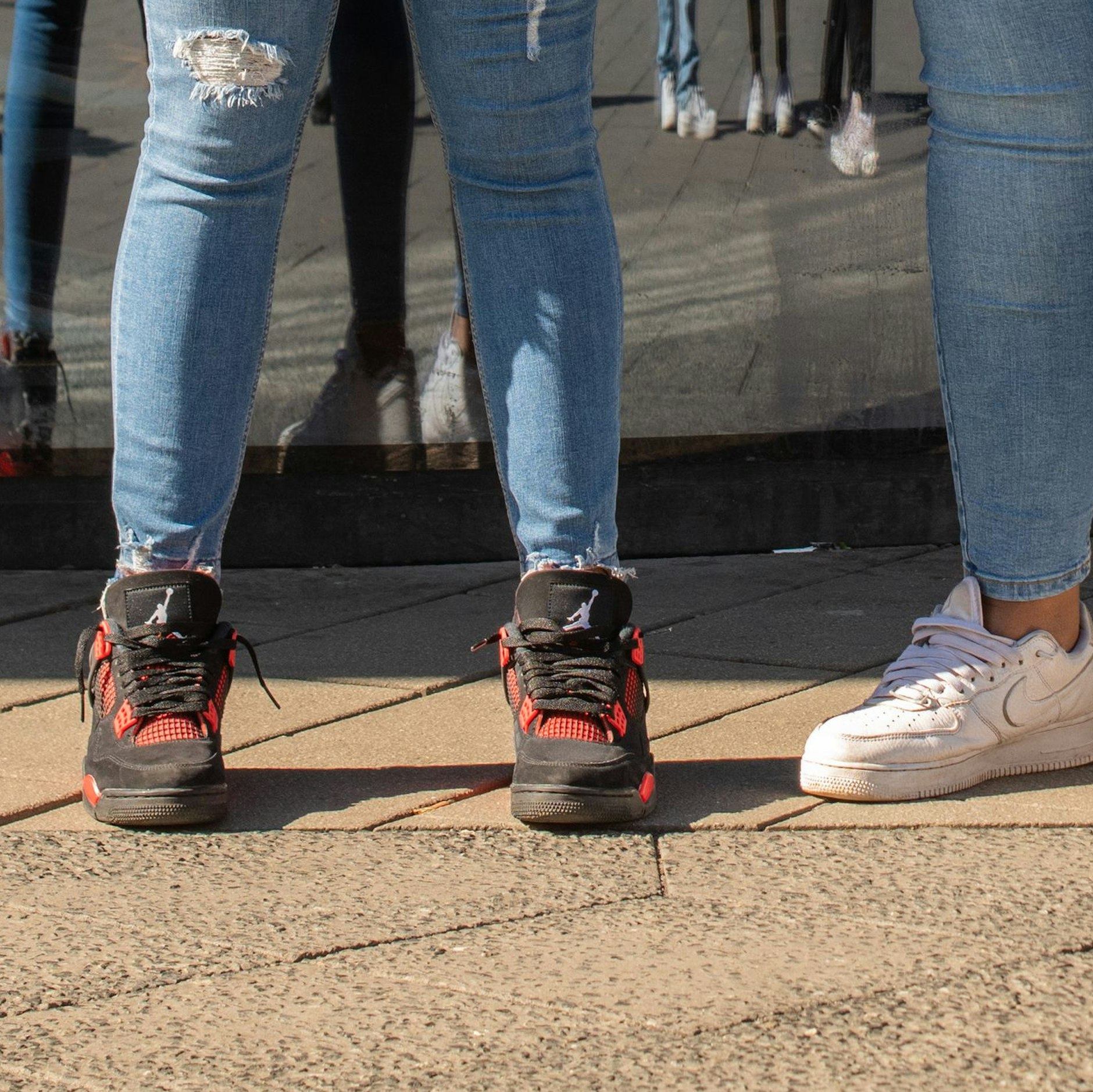 Zu ihren Primark-Jeans tragen die Schülerinnen Nike Jordan 4 (Lillian) und Nike Air Force 1 (Hellero).