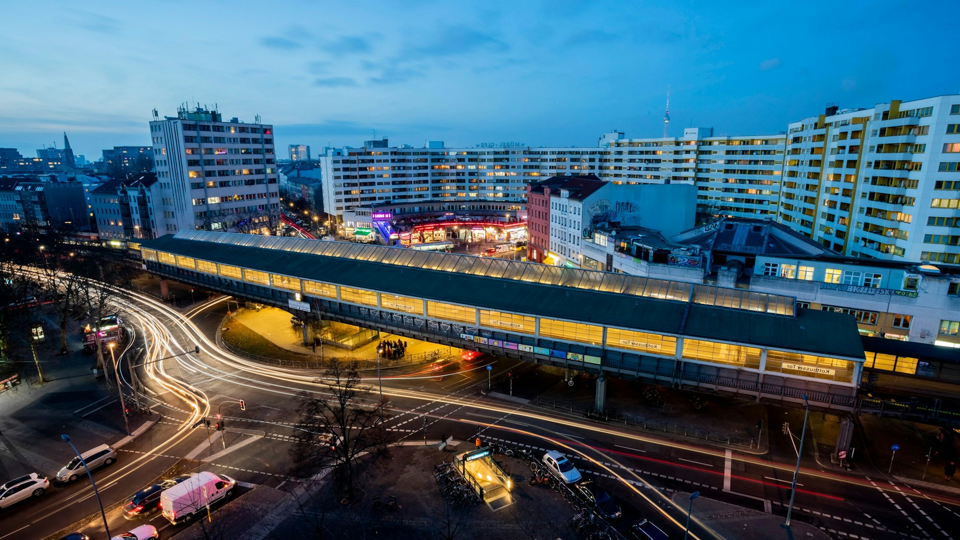 Idyllisch: Das Kottbusser Tor in Kreuzberg in der Abenddämmerung.
