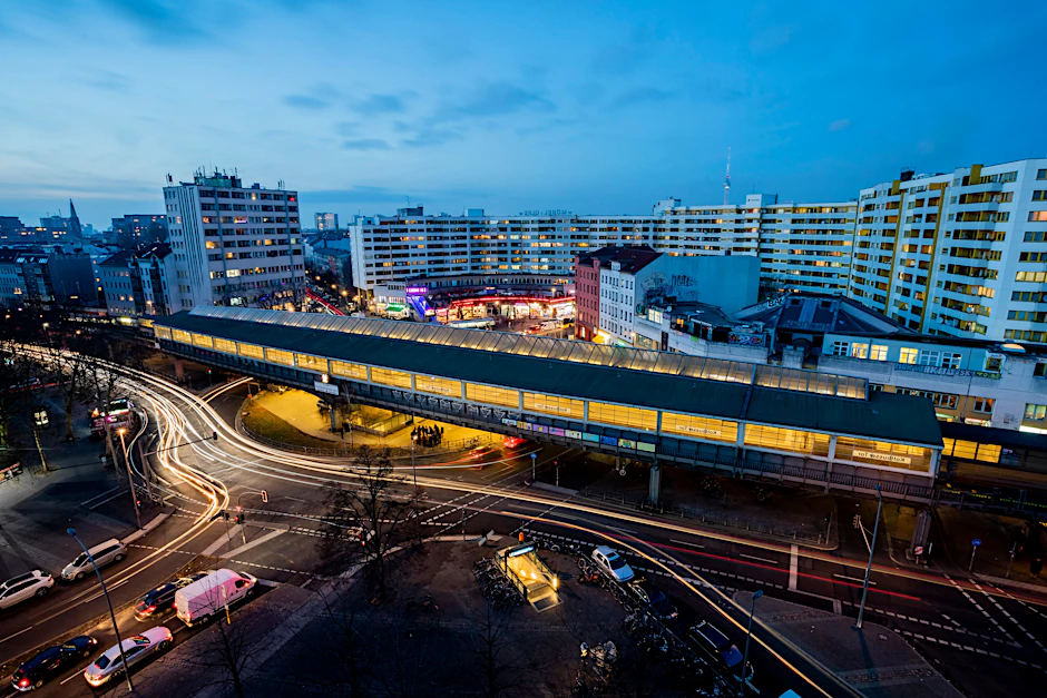 Idyllisch: Das Kottbusser Tor in Kreuzberg in der Abenddämmerung.