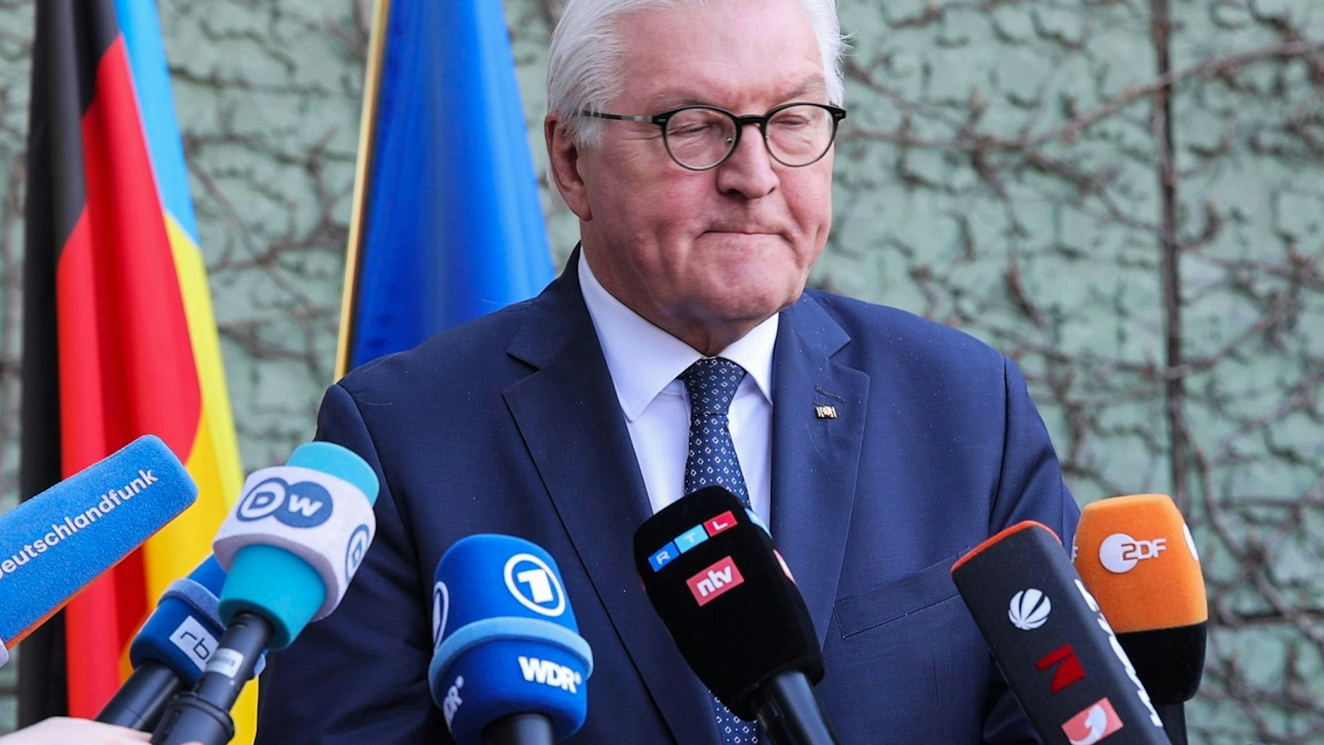 Bundespräsident Frank-Walter Steinmeier gab zerknirscht die Ausladung aus Kiew bekannt.