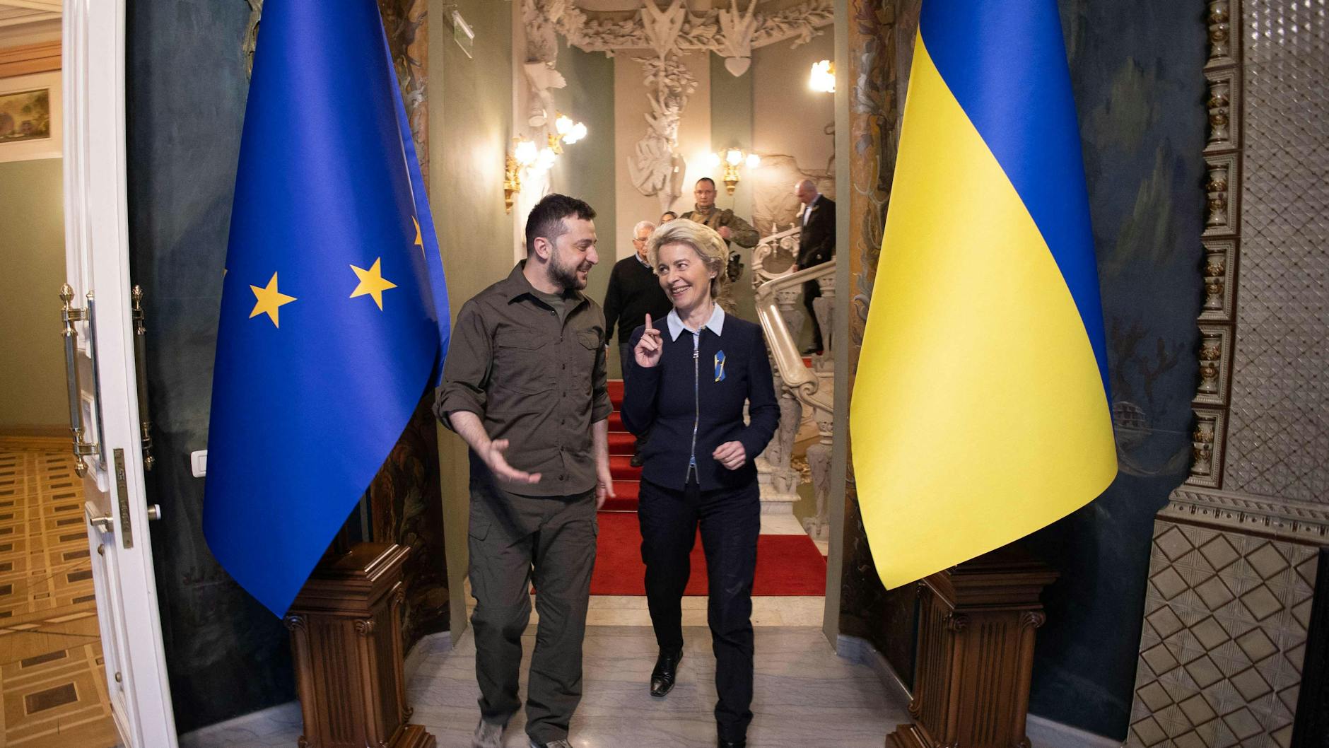 Wer hat welche Interessen an einem schnellen Beitritt der Ukraine in die EU? Der ukrainische Präsident Wolodymyr Zelenskyi und die Präsidentin der Europäischen Kommission Ursula von der Leyen