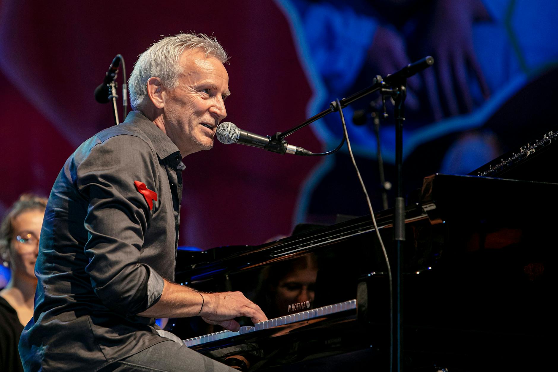 Ein unsichtbares Netz umspannt die Leute im Saal und Dirk Michaelis, den viele als Freund empfinden. Weil er ihr Lebensgefühl teilt. Und ihnen Mut macht mit seinen Songs.