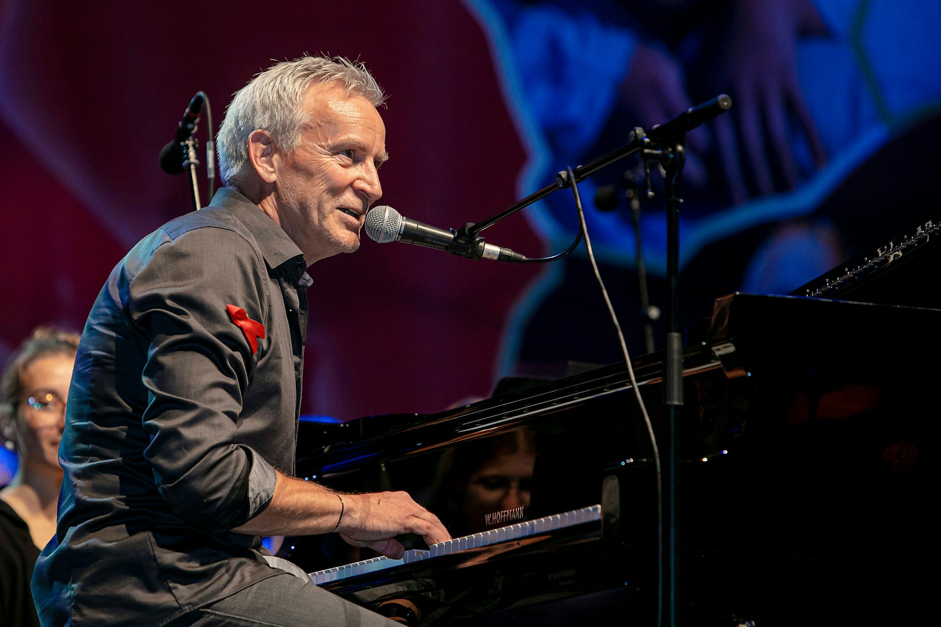 Ein unsichtbares Netz umspannt die Leute im Saal und Dirk Michaelis, den viele als Freund empfinden. Weil er ihr Lebensgefühl teilt. Und ihnen Mut macht mit seinen Songs.