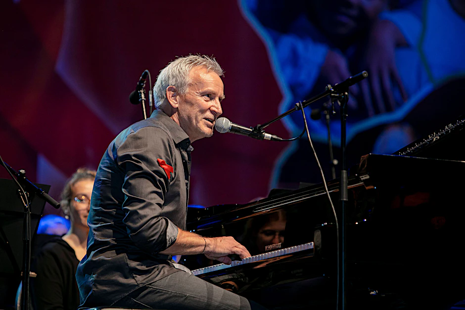 Ein unsichtbares Netz umspannt die Leute im Saal und Dirk Michaelis, den viele als Freund empfinden. Weil er ihr Lebensgefühl teilt. Und ihnen Mut macht mit seinen Songs.