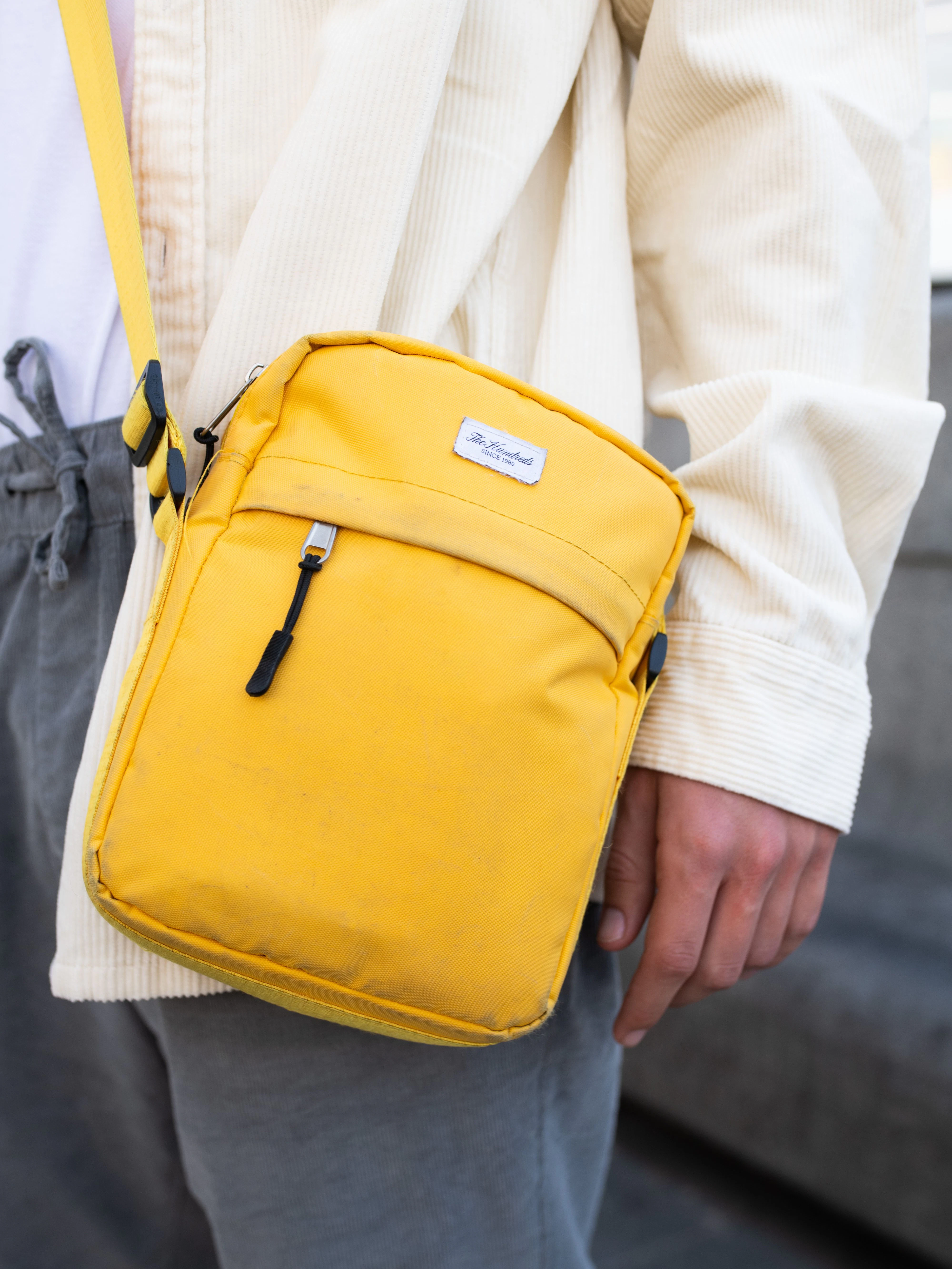 Auch die Tasche ist von The Hundreds.