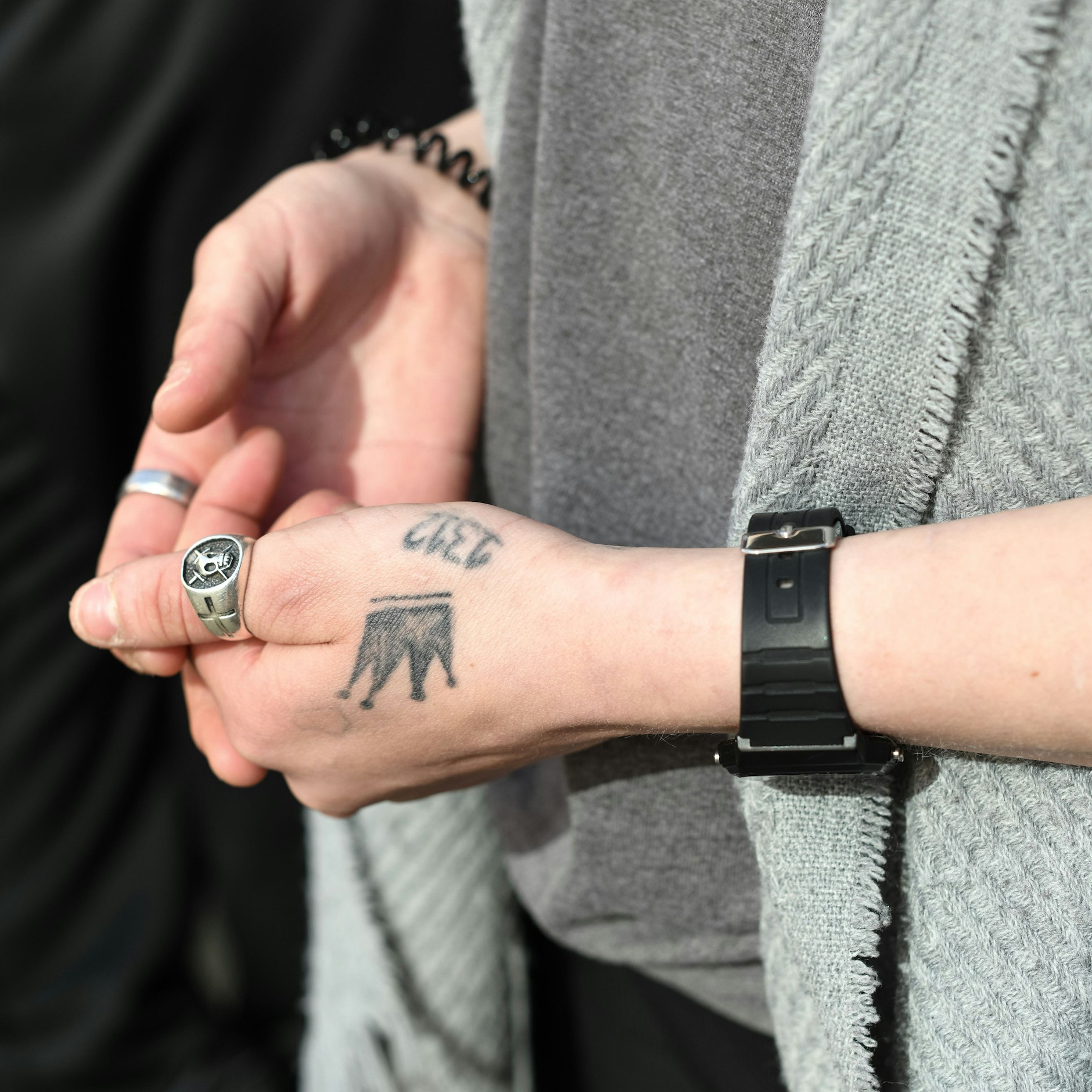 Marys Tattoos: 1312 für A.C.A.B. („All cops are bastards“), die Krone ist ein Cover-up-Tattoo. Der Siegelring mit Totenkopf ein Geschenk von Opa.