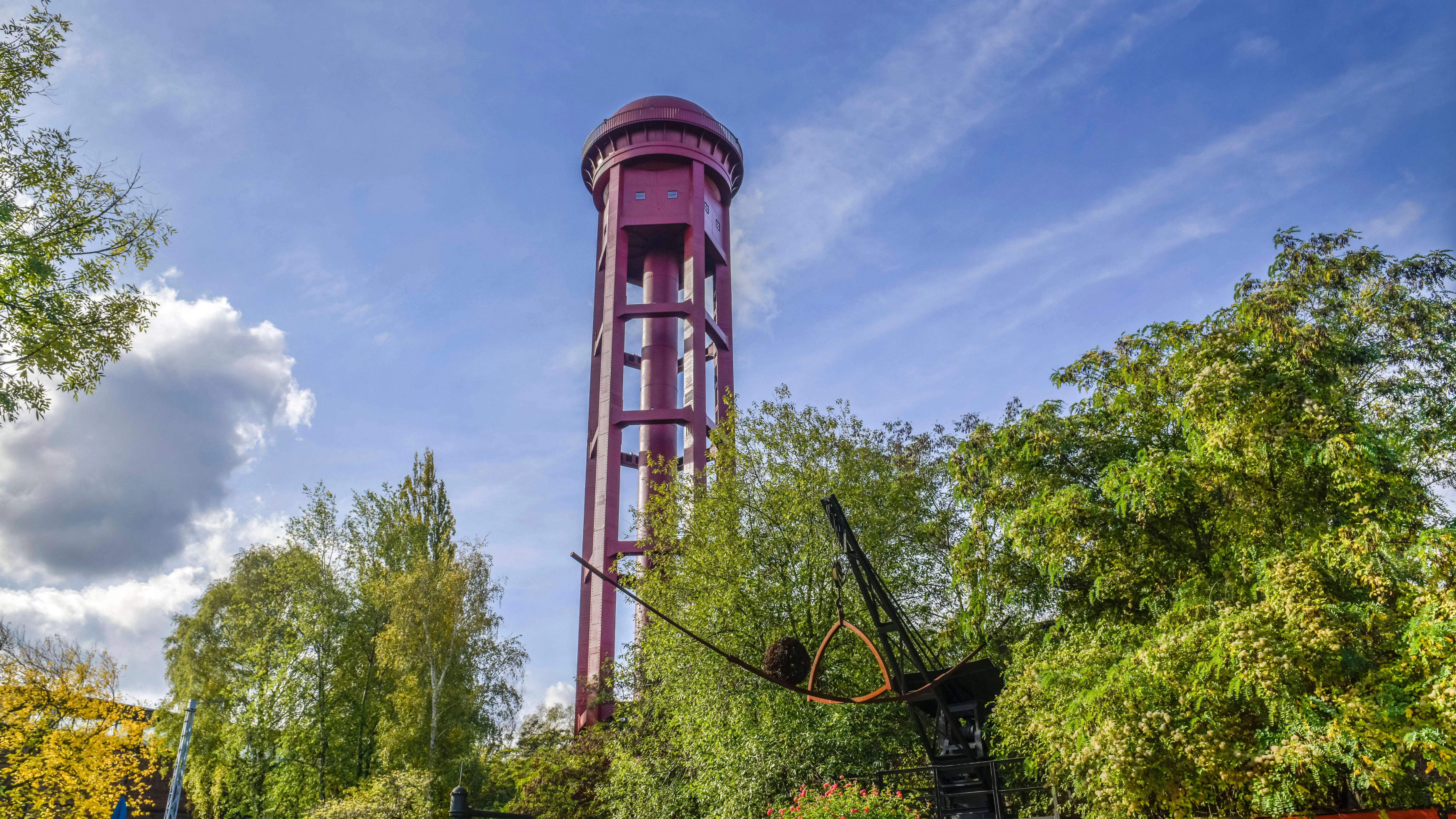 Der Wasserturm aus der Zeit des Rangierbahnhofs im heutigen Natur-Park Südgelände.