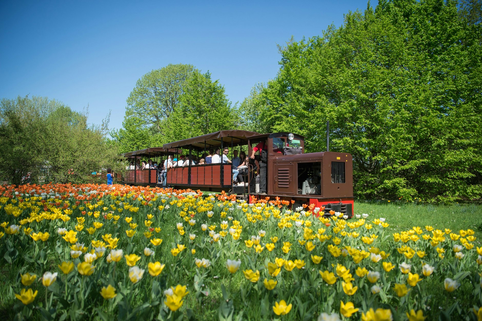 Mit der Parkeisenbahn durch den Britzer Garten - ist das nicht eine gute Idee für einen Ausflug an den Ostertagen?