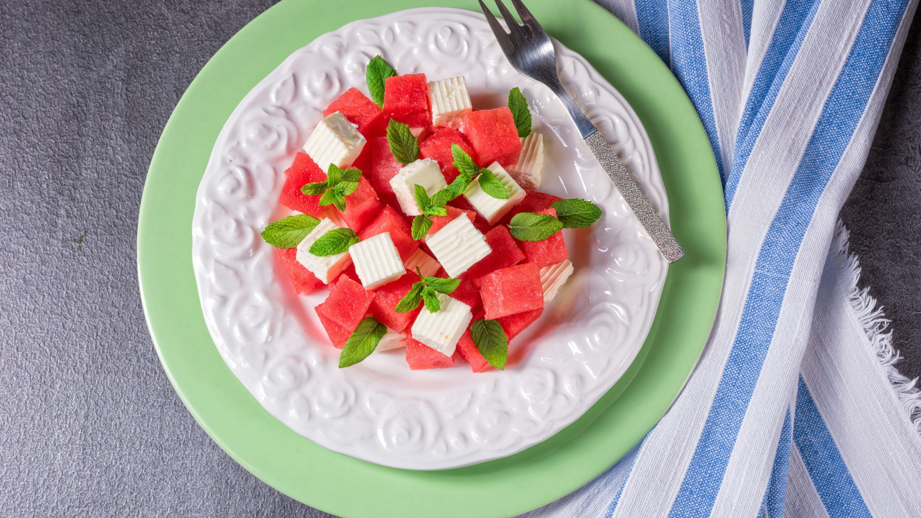 Das Rezept für Salat mit Wassermelone und Käse sollten Sie unbedingt ausprobieren.