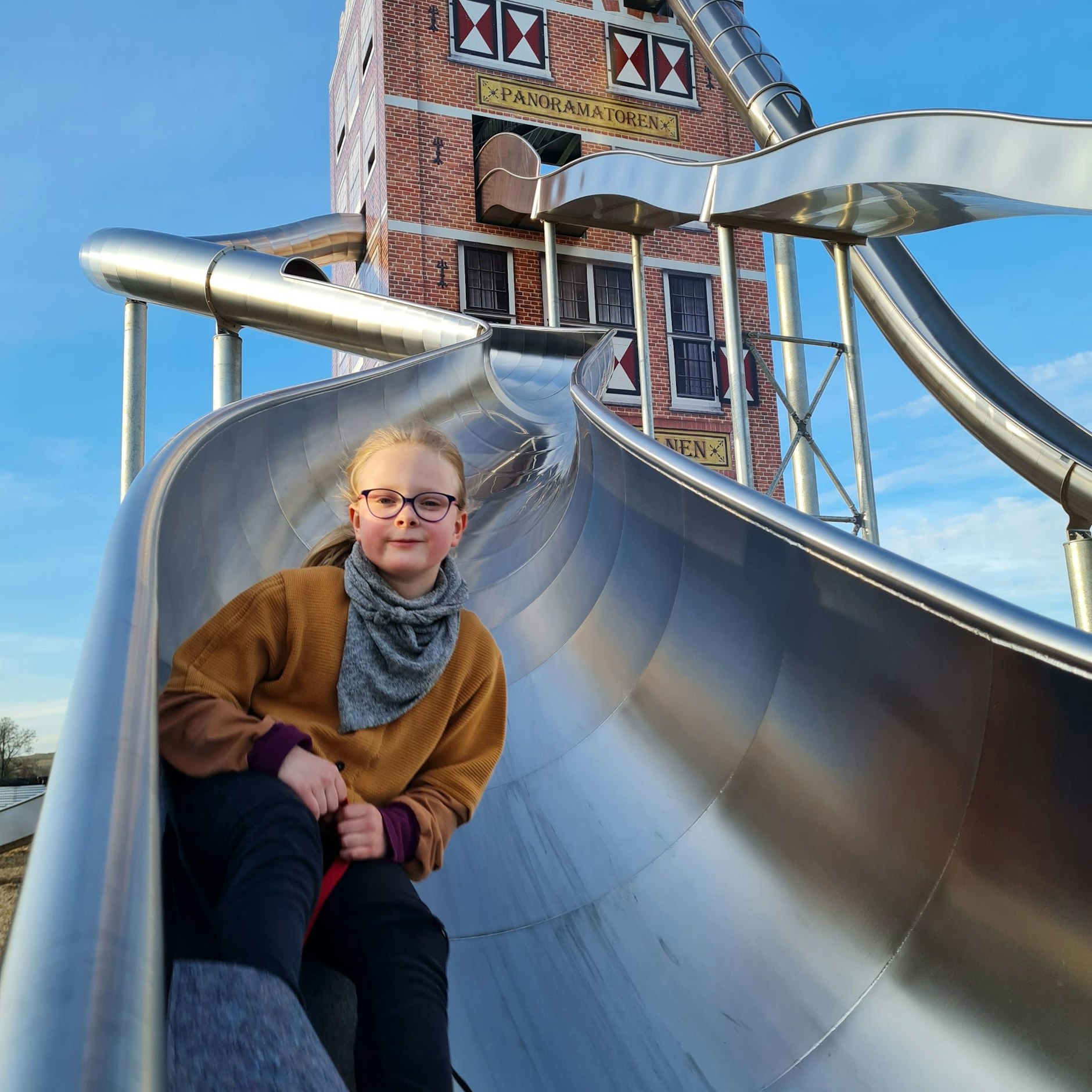 De 21 meter hoge schuiftoren met zes verschillende glijbanen is een van de highlights van Holland Park.