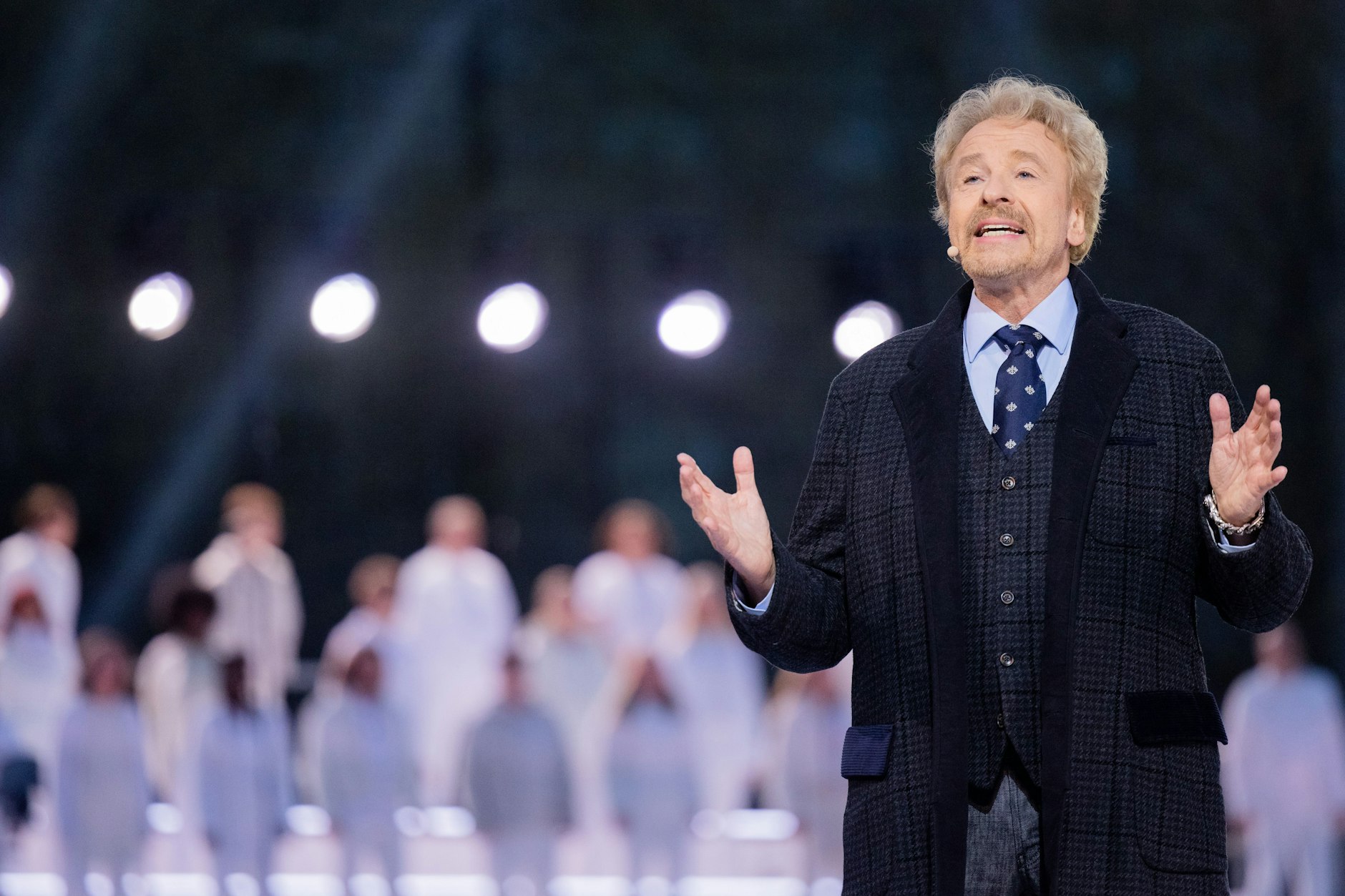 Moderator Thomas Gottschalk steht bei der RTL-Oster-Produktion "Die Passion" auf dem Essener Burgplatz auf der Bühne. Der Kölner Privatsender präsentierte die Leidensgeschichte und Kreuzigung Christi als großes "Musik-Live-Event".
