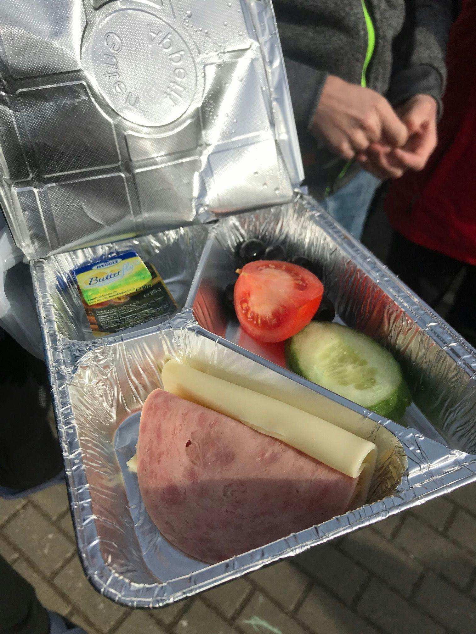 „Nicht optimal“: Georg Classen hatte der Berliner Zeitung dieses Bild eines Mittagessens geschickt, das Geflüchteten in ihrer Bucher Containerunterkunft angeblich angeboten wurde.