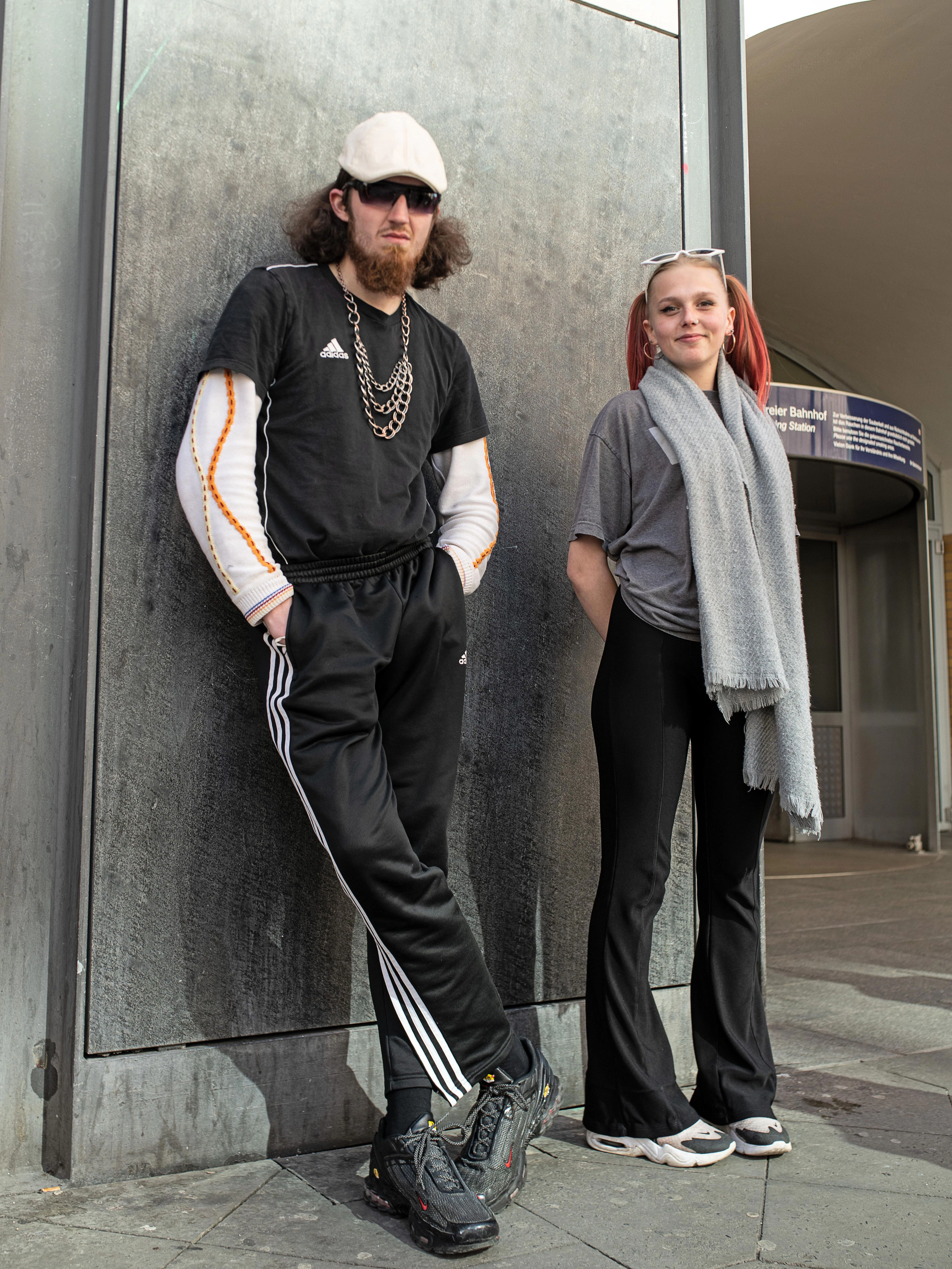 Nach dem Rave ist vor dem Rave, zumindest für Mary und Saifu. Mary wohnt in Hohenschönhausen und arbeitet als Kindergärtnerin, manchmal veranstaltet sie auch Techno-Partys, wie sie sagt. Ihr Look: rotgefärbte Haare, Cateye-Sonnenbrille, Vans-T-Shirt, 80er-Bootcut-Hose und Nike Airmax. Saifu lebt in Wedding und ist Techno-DJ, sein Look: Pullover von Carlo Colluci, darüber ein Adidas-T-Shirt, dazu Adidas-Trainingshose und Nike TN.