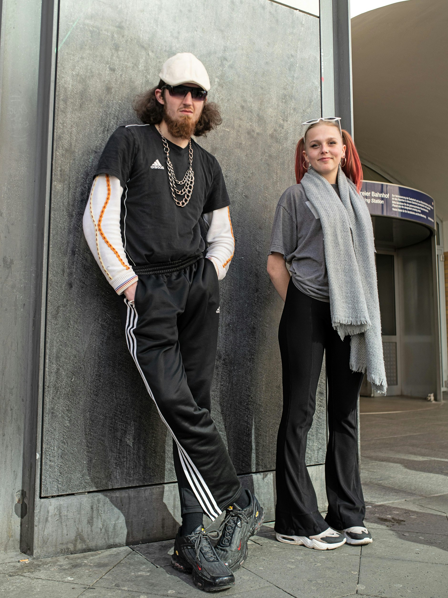 Nach dem Rave ist vor dem Rave, zumindest für Mary und Saifu. Mary wohnt in Hohenschönhausen und arbeitet als Kindergärtnerin, manchmal veranstaltet sie auch Techno-Partys, wie sie sagt. Ihr Look: rotgefärbte Haare, Cateye-Sonnenbrille, Vans-T-Shirt, 80er-Bootcut-Hose und Nike Airmax. Saifu lebt in Wedding und ist Techno-DJ, sein Look: Pullover von Carlo Colluci, darüber ein Adidas-T-Shirt, dazu Adidas-Trainingshose und Nike TN.