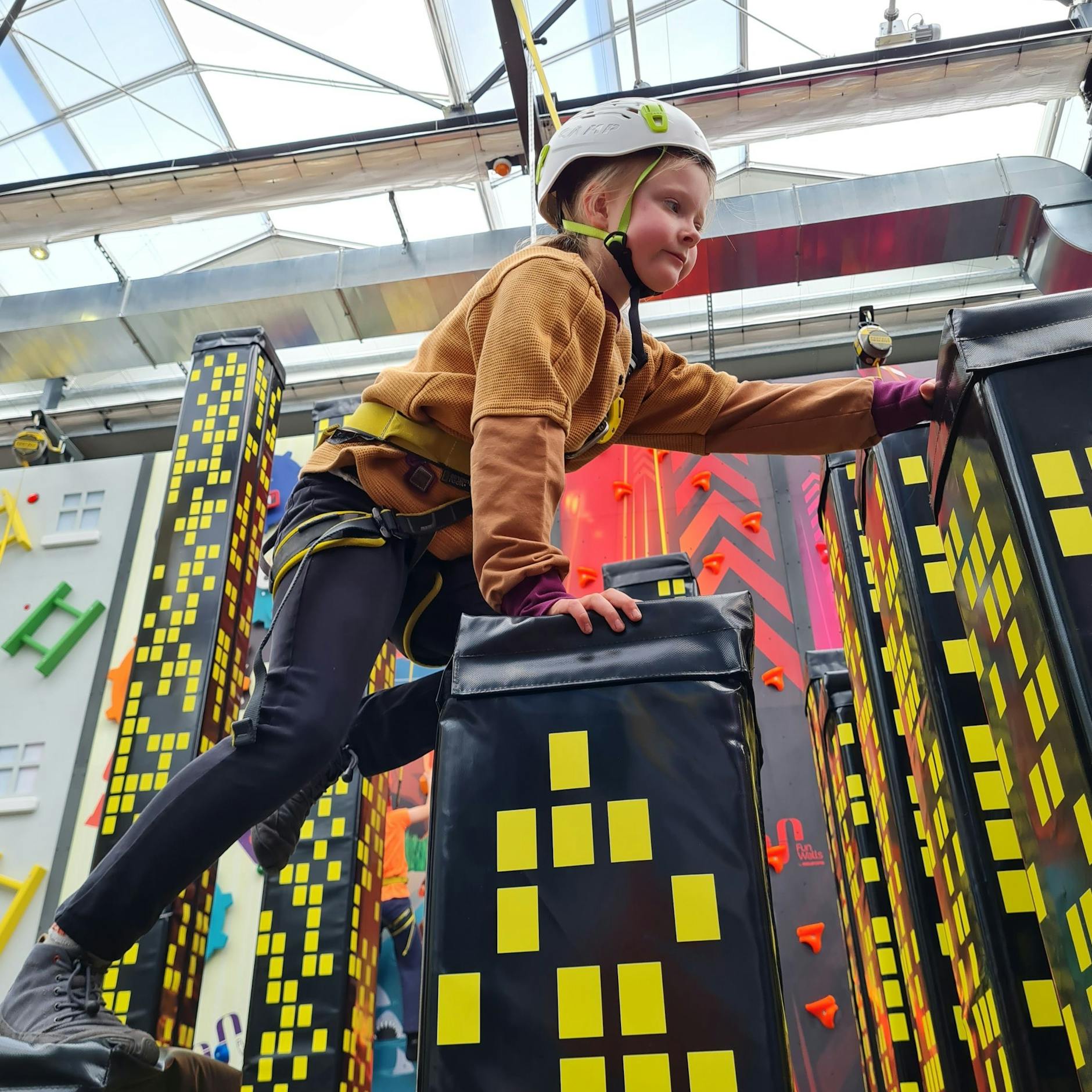 In der Kletterhalle im Holland-Park geht es gut gesichert hoch hinaus.