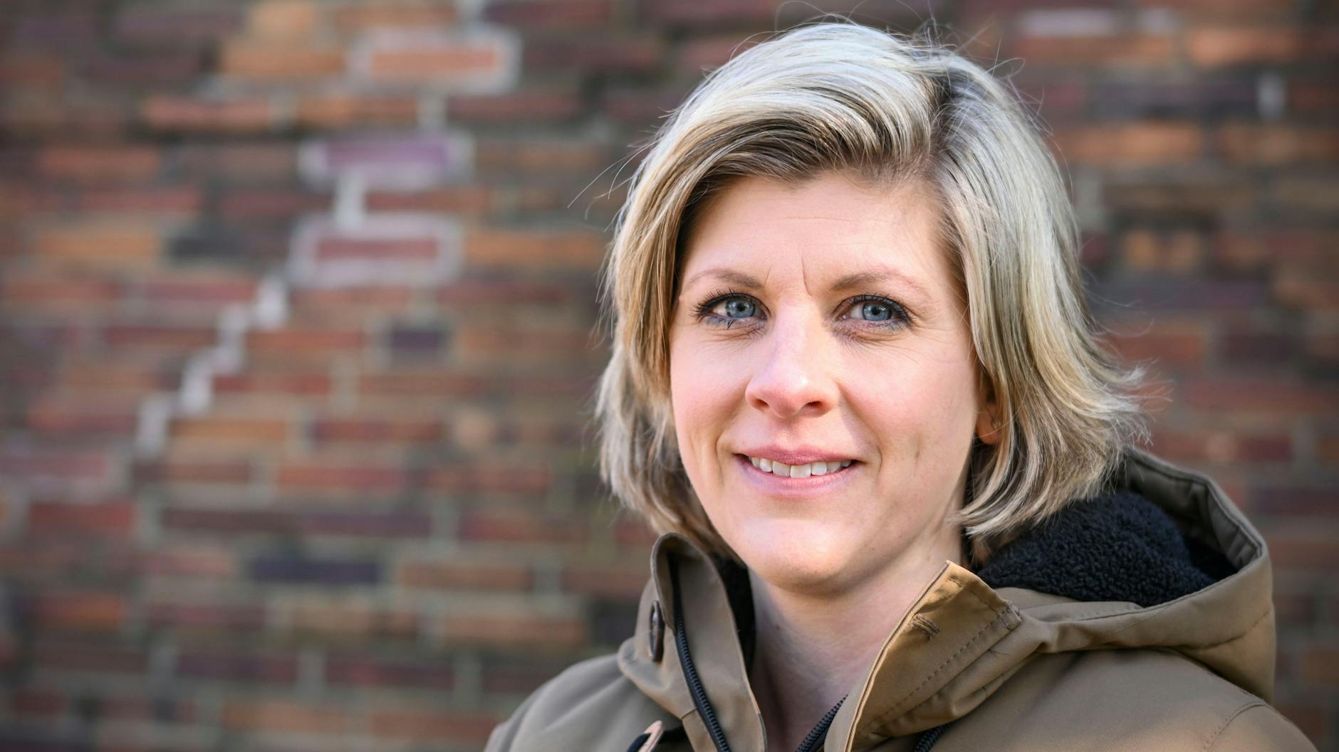 Die Autorin Lisa Quentin hat einen Roman über das Thema Zwangsadoptionen in der DDR geschrieben.