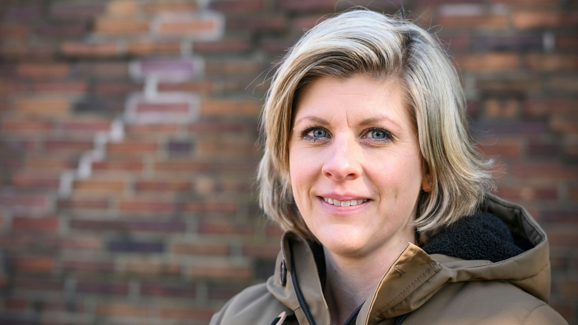 Die Autorin Lisa Quentin hat einen Roman über das Thema Zwangsadoptionen in der DDR geschrieben.