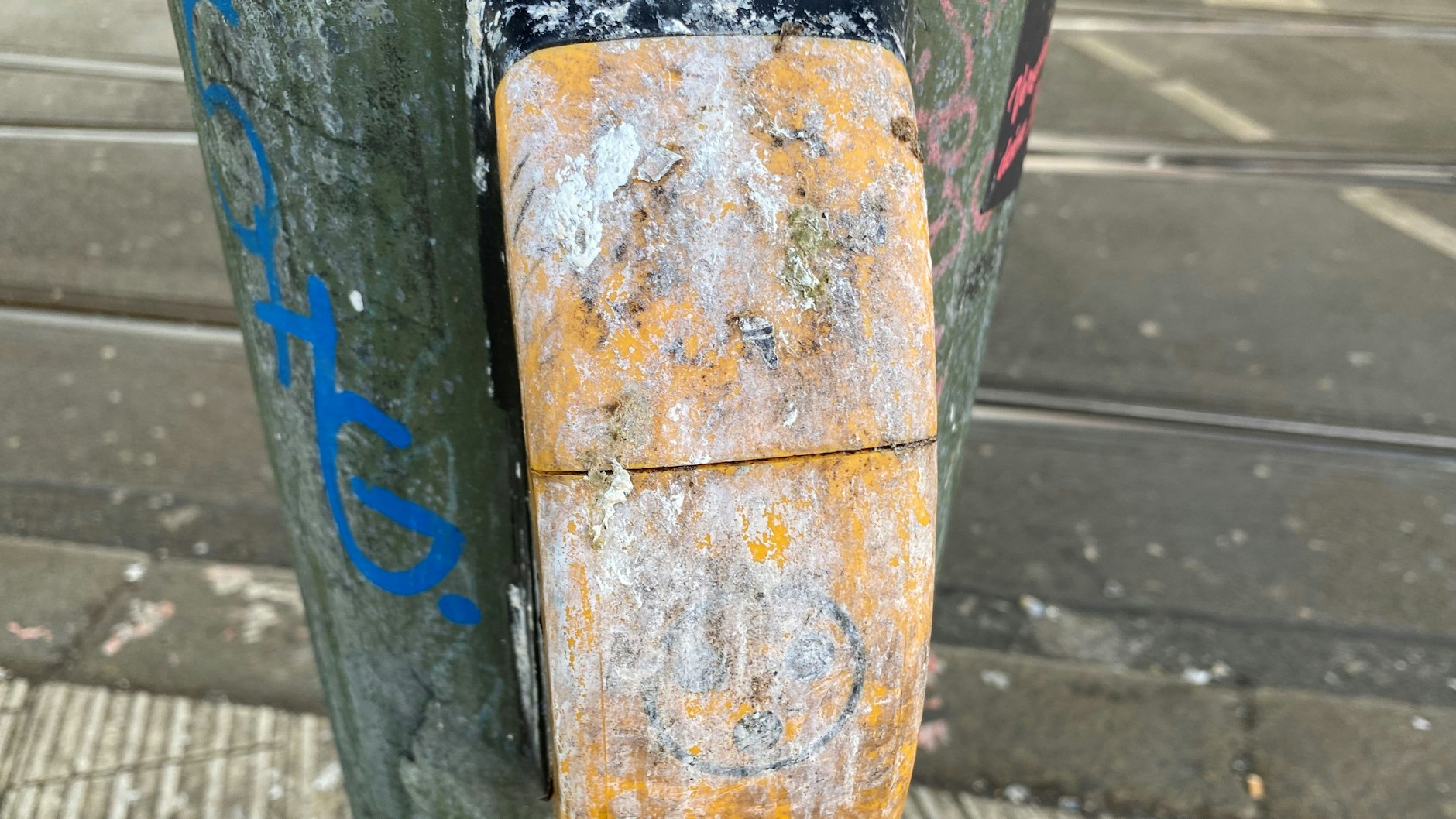 Keiner fühlt sich verantwortlich. Ein mit Taubenkot beschmutzter Ampeltaster unter dem Hochbahnviadukt am U-Bahnhof Eberswalder Straße in Prenzlauer Berg.