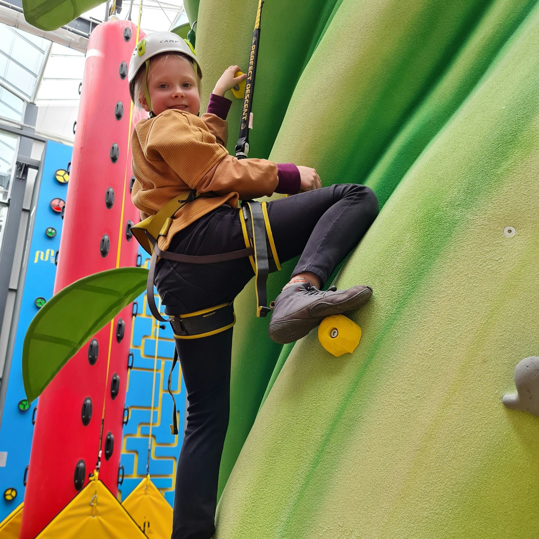 Ruby (7) testet den Holland-Park für den KURIER auf Herz und Nieren, hat vor allem in der Kletterhalle richtig viel Spaß.