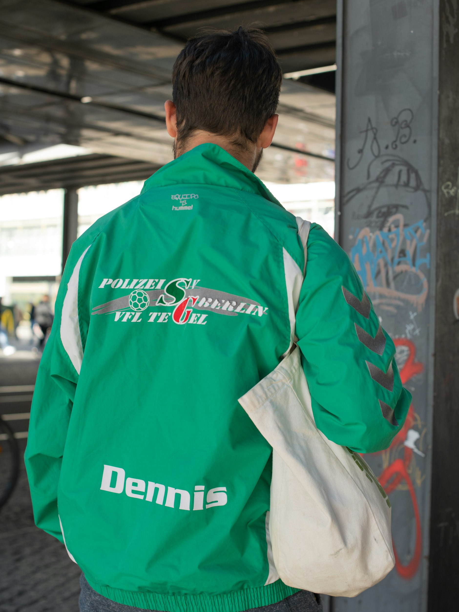 Die Hummel-Sportjacke eines Polizeisportvereins aus Tegel ist das Geschenk eines Freundes, erzählt Manuel. Dazu trägt er ein Uniqlo-Shirt, eine Jogginghose von Primark und Schuhe von New Balance.