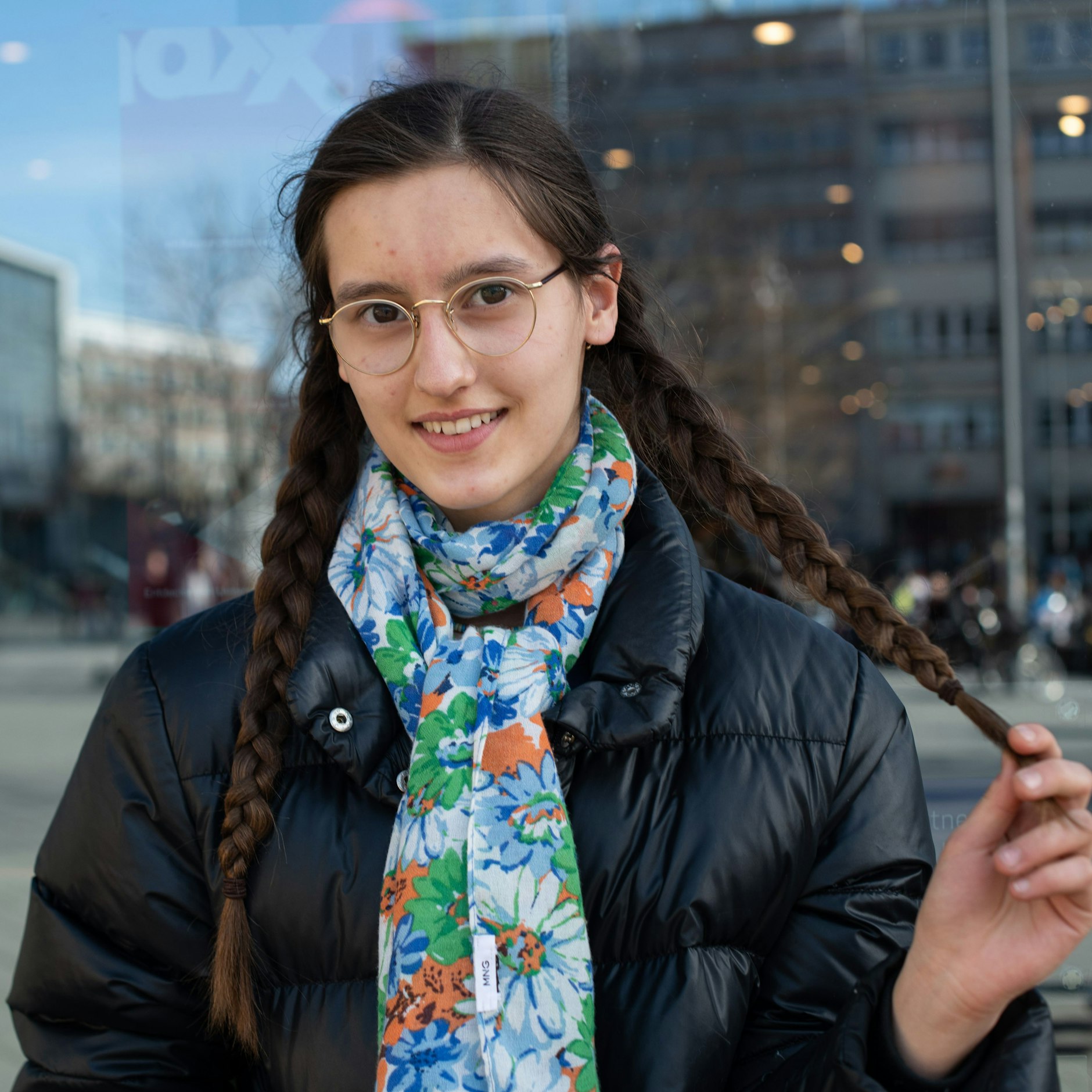 Schon süß: Nonas Markenzeichen sind ihre zwei geflochtenen Zöpfe.