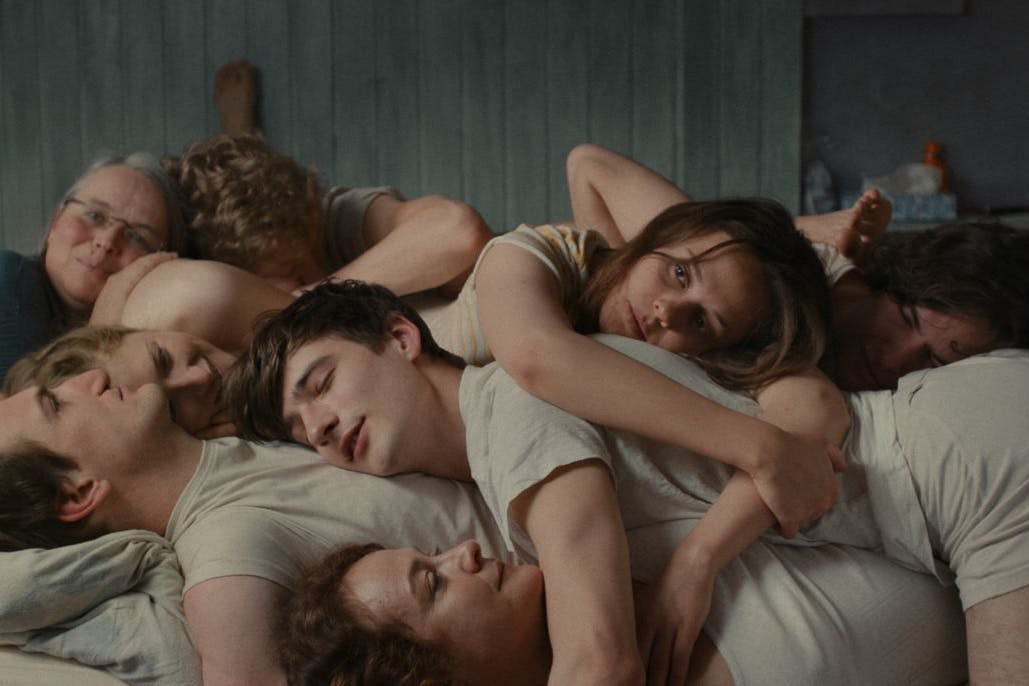 Rudel-Kuscheln: Filmszene aus „ich, ich, ich“ von Zora Rux.