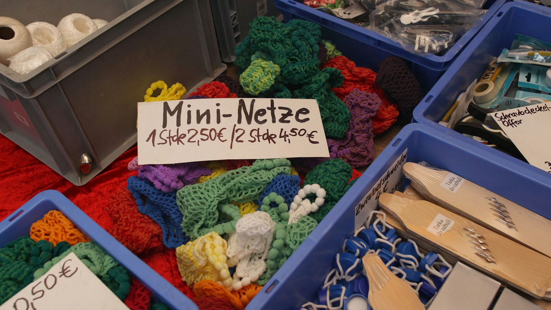 Nach zwei Jahren Corona-Zwangspause gibt es wieder eine Ostpro. Diesmal findet die Messe auf der Trabrennbahn Karlshorst statt. Messe-Chefin ist Ramona Oteiza.