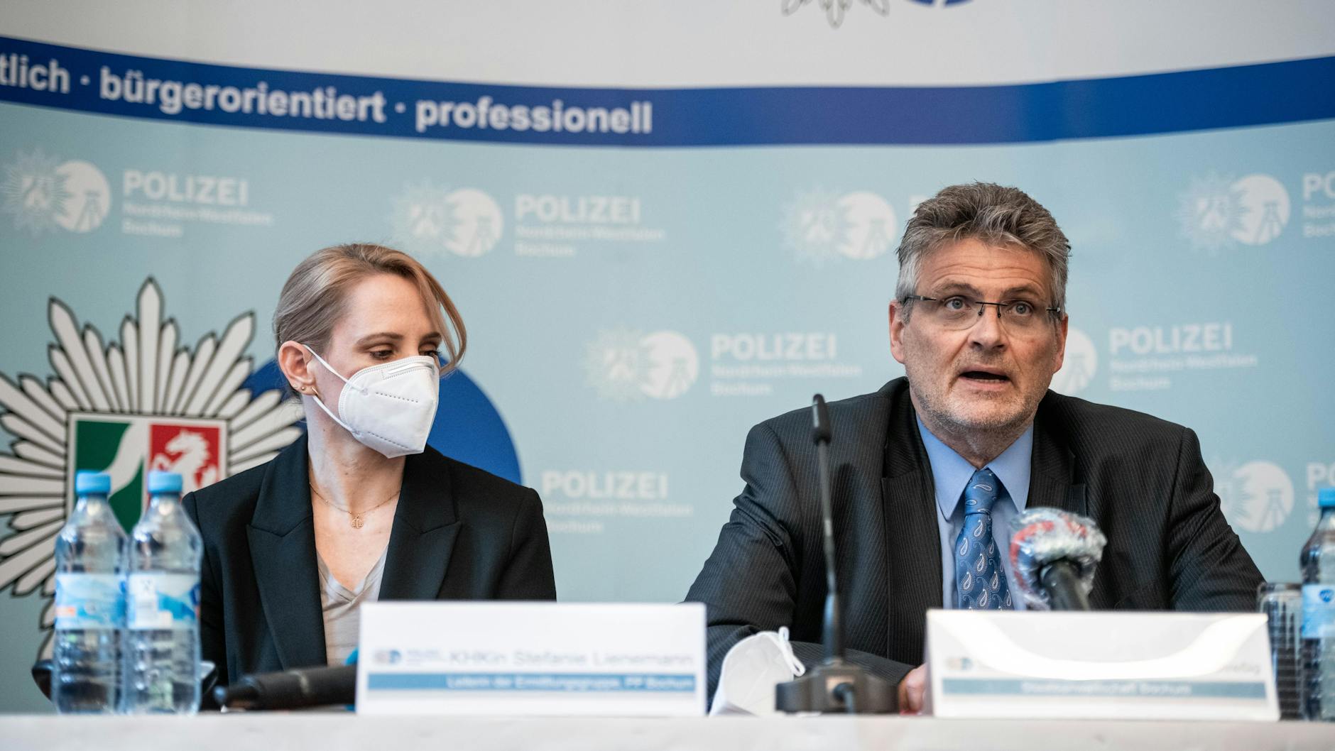 Stefanie Lienemann (l.), Leiterin der Ermittlungsgruppe PP Bochum, und Dietrich Streßig, Staatsanwaltschaft Bochum, berichten von der Festnahme einer 33-jährigen Frau aus Herne.