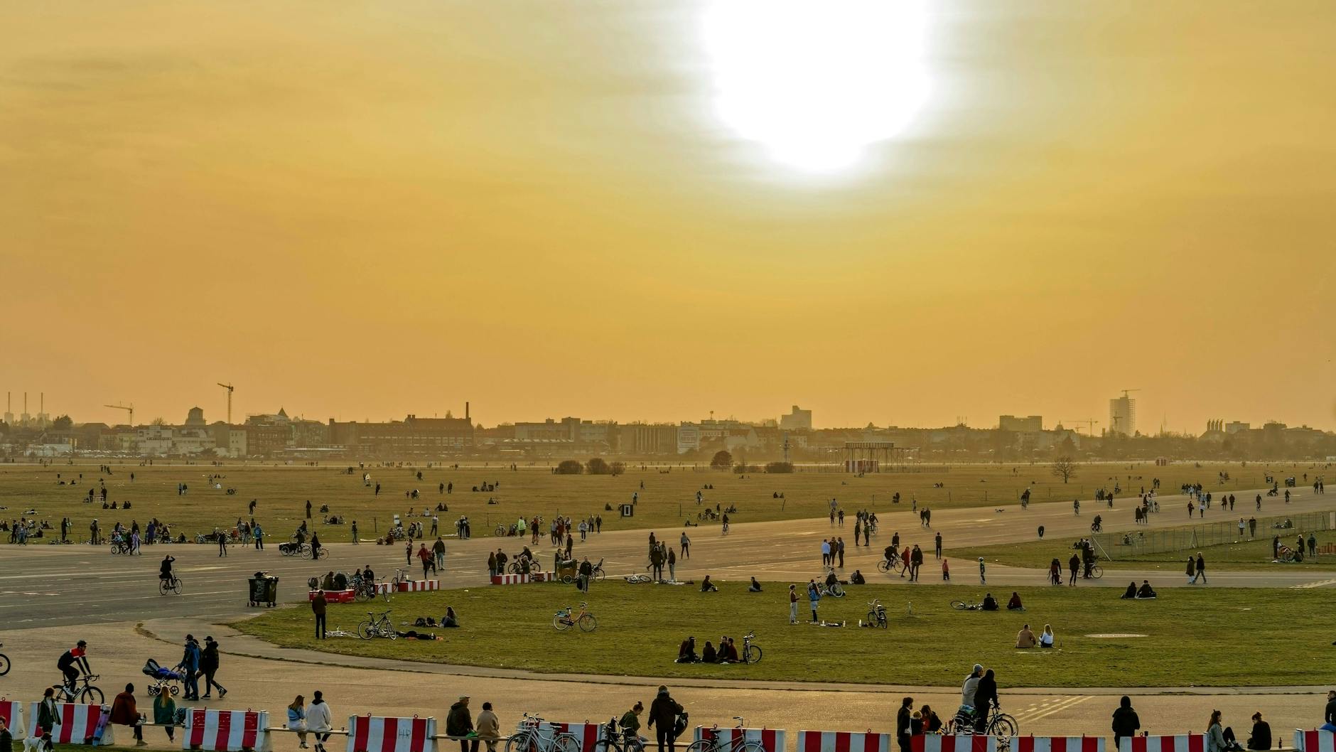 Von den Befragten wünschen sich 39 Prozent, dass das ehemalige Flughafengelände zwar bebaut wird, aber den Charakter eines Naherholungsgebiets behält.
