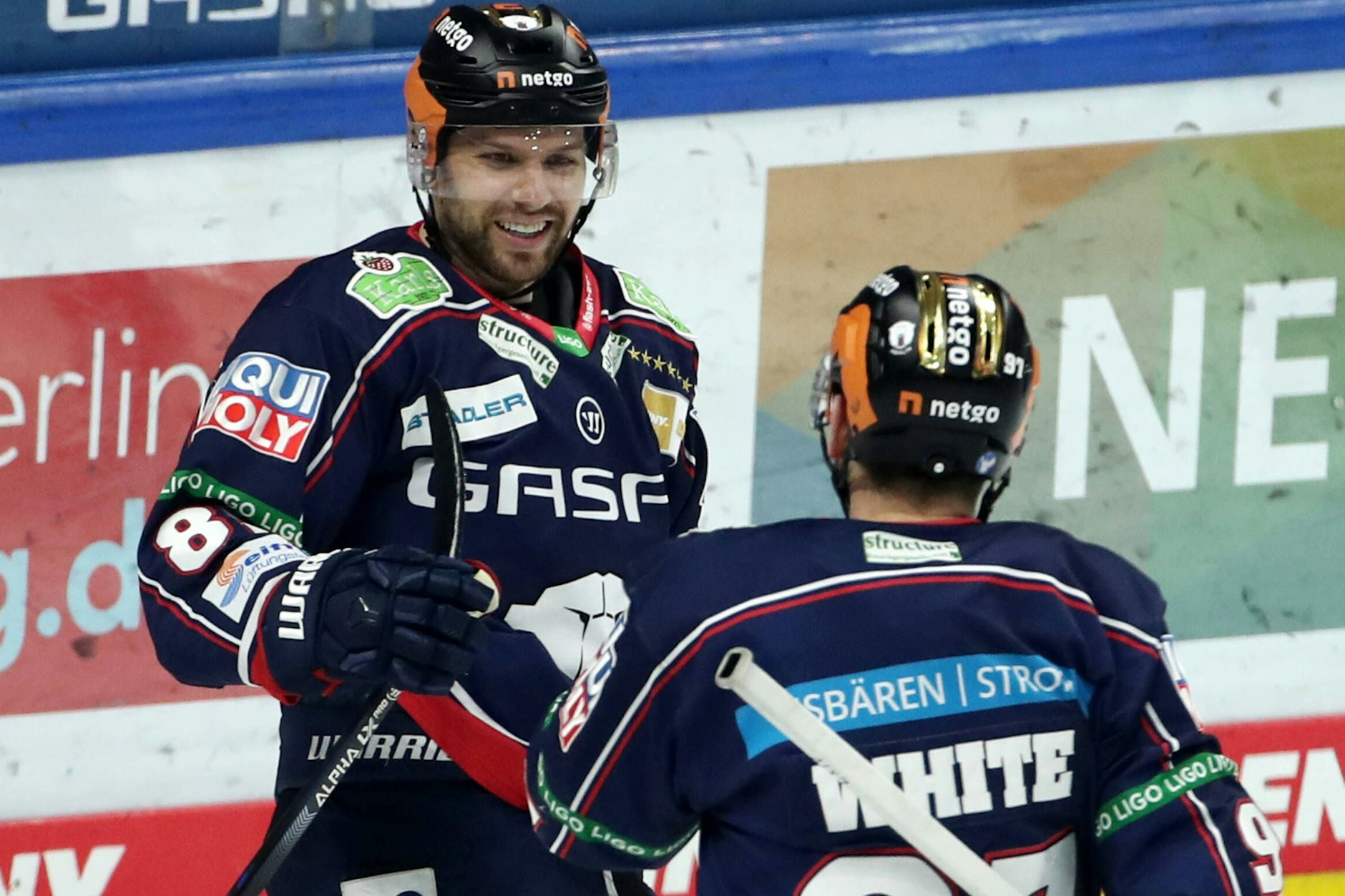 Der Eisbär des Abends: Doppelpacker Zack Boychuk (l.) freut sich mit&nbsp; Matt White über sein 2:0.