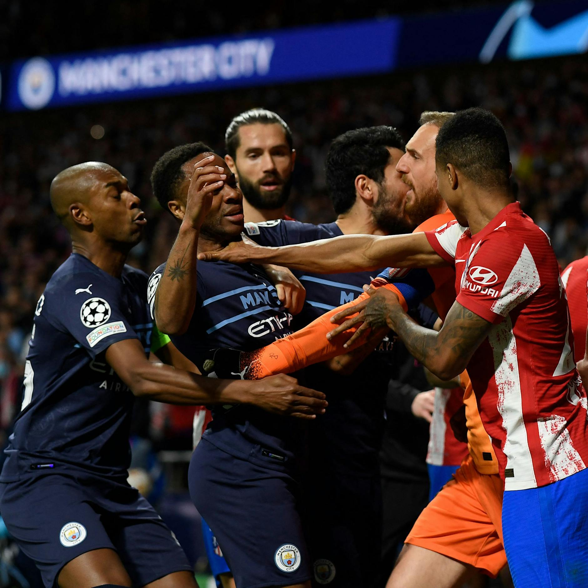 Skandal in Champions League: Ein Tritt, ein Platzverweis, eine Rauferei – und dann kam die Polizei