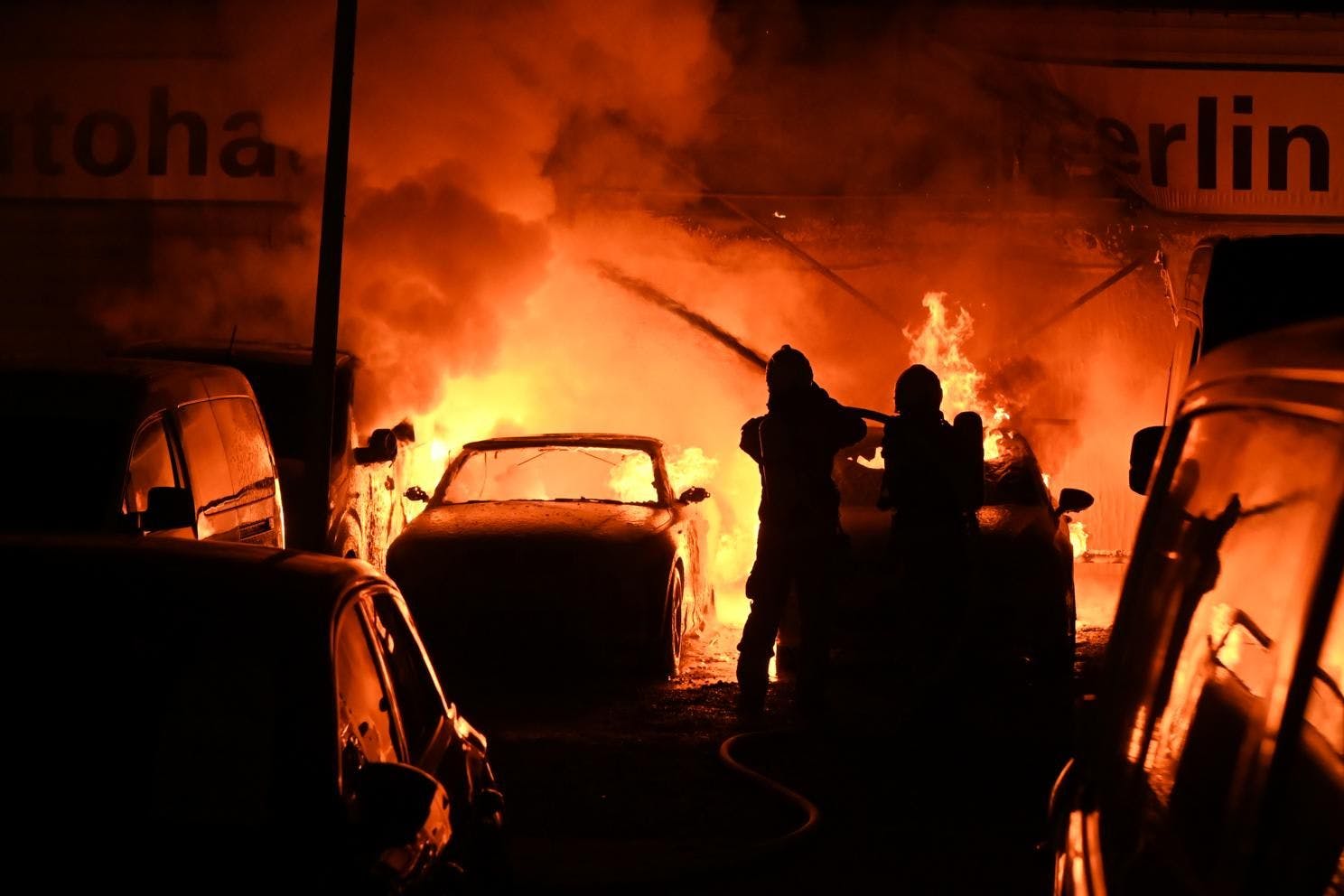 Auch das passierte in der vergangenen Woche: In der Nacht zu Mittwoch brannten in Alt-Hohenschönhausen mehrere Autos auf dem Gelände eines Autohauses.