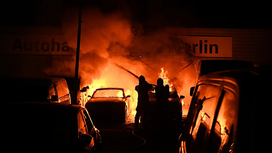 Auch das passierte in der vergangenen Woche: In der Nacht zu Mittwoch brannten in Alt-Hohenschönhausen mehrere Autos auf dem Gelände eines Autohauses.
