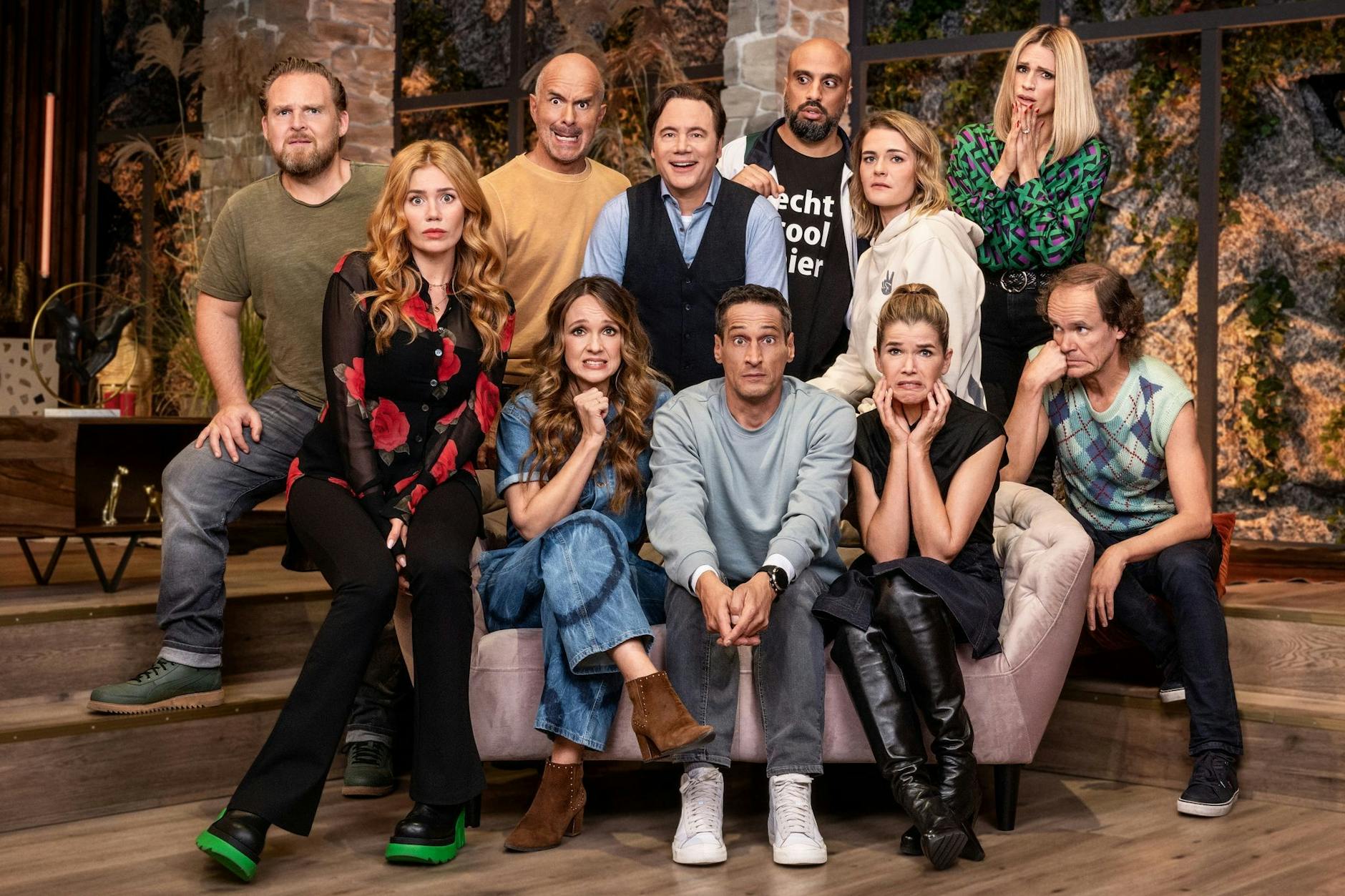 Die LOL-Truppe mit Mirco Nontschew in der Mitte sitzend.