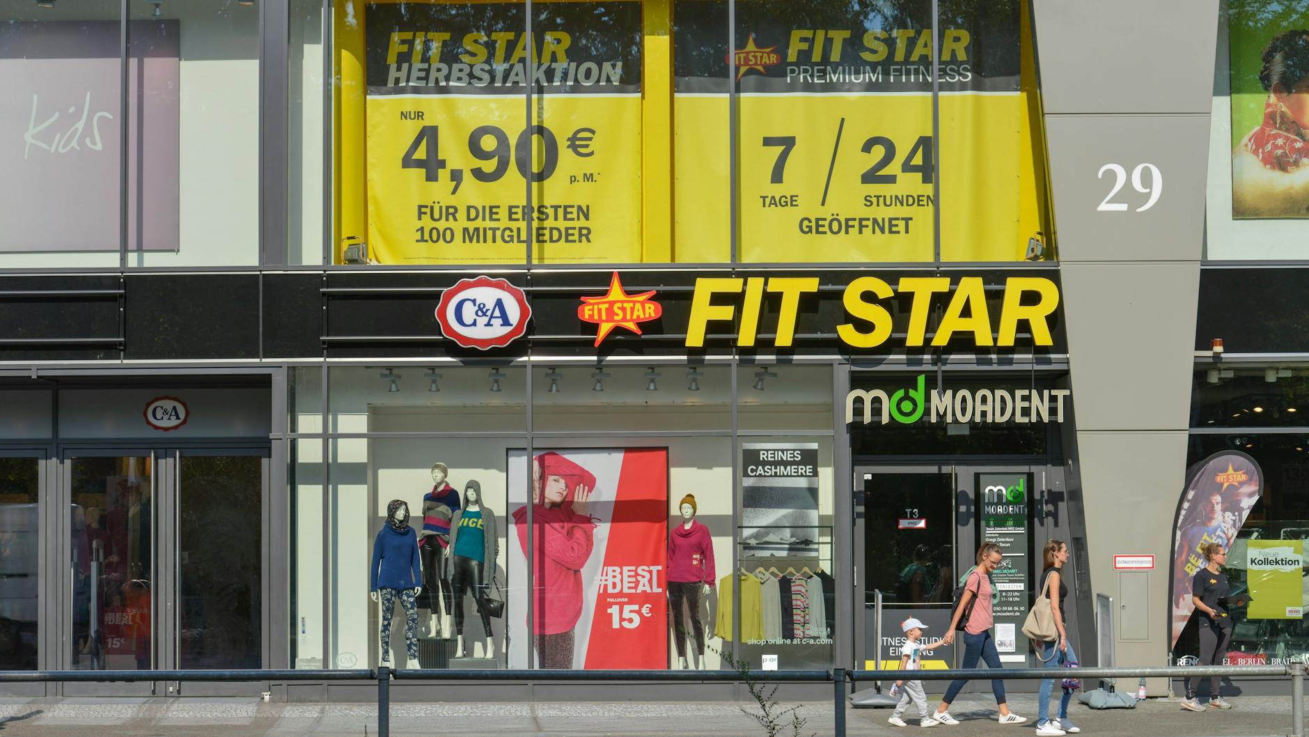 Austauschbare Module innerstädtischen Alltaglebens: Fitnessketten, Waffelbuden und Handyläden.