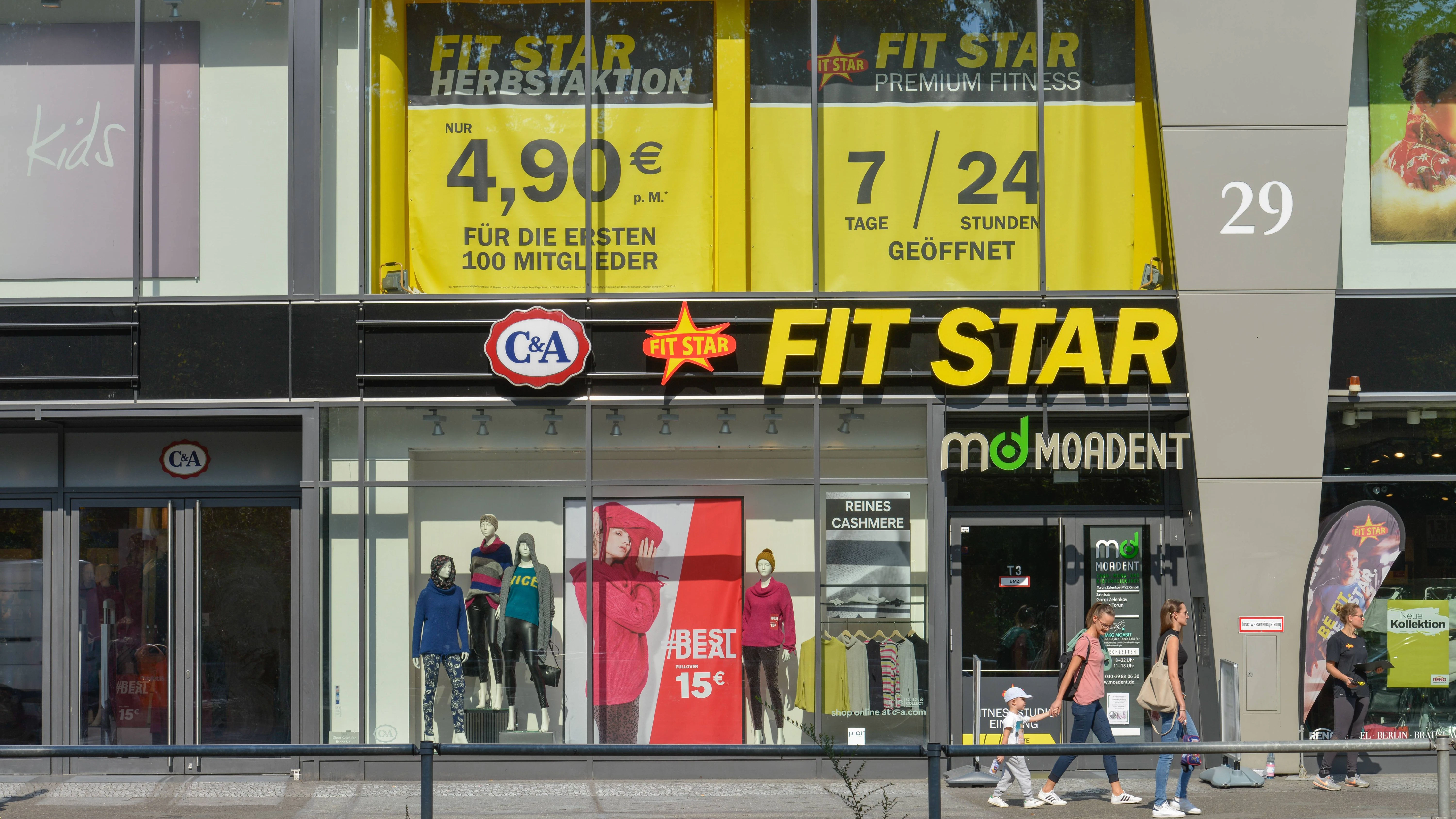 Austauschbare Module innerstädtischen Alltaglebens: Fitnessketten, Waffelbuden und Handyläden.