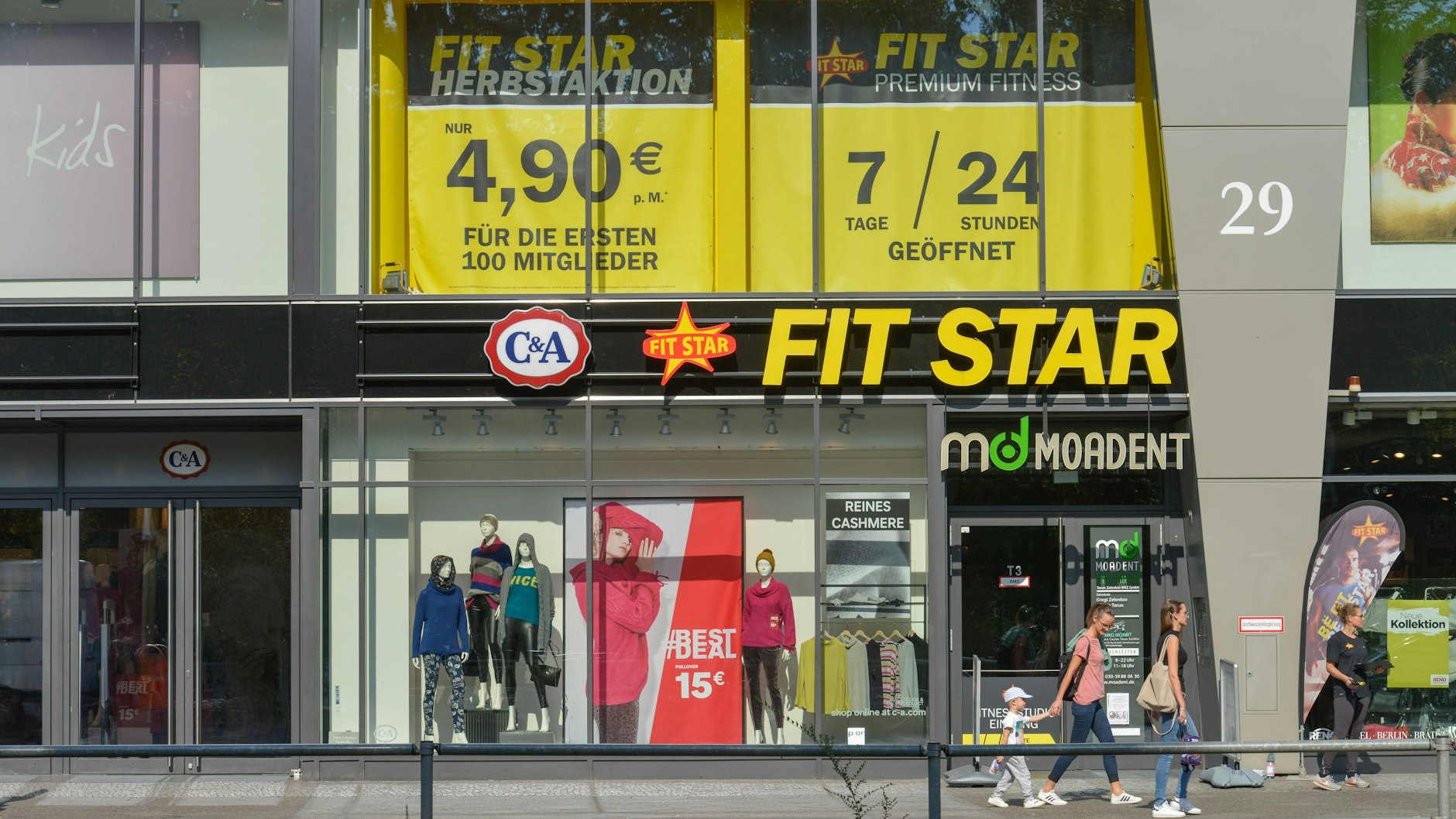 Austauschbare Module innerstädtischen Alltaglebens: Fitnessketten, Waffelbuden und Handyläden.