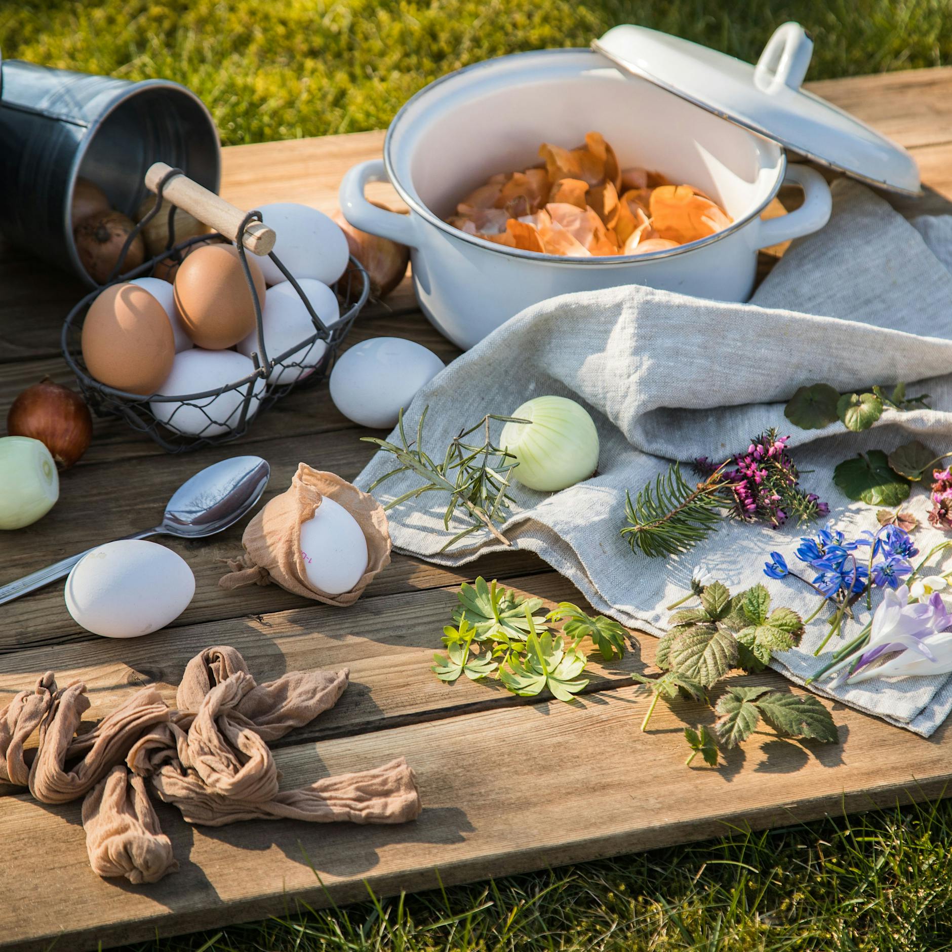 SO färben Sie Ostereier mit Naturfarben: alle Tricks und Tipps fürs Osterfest