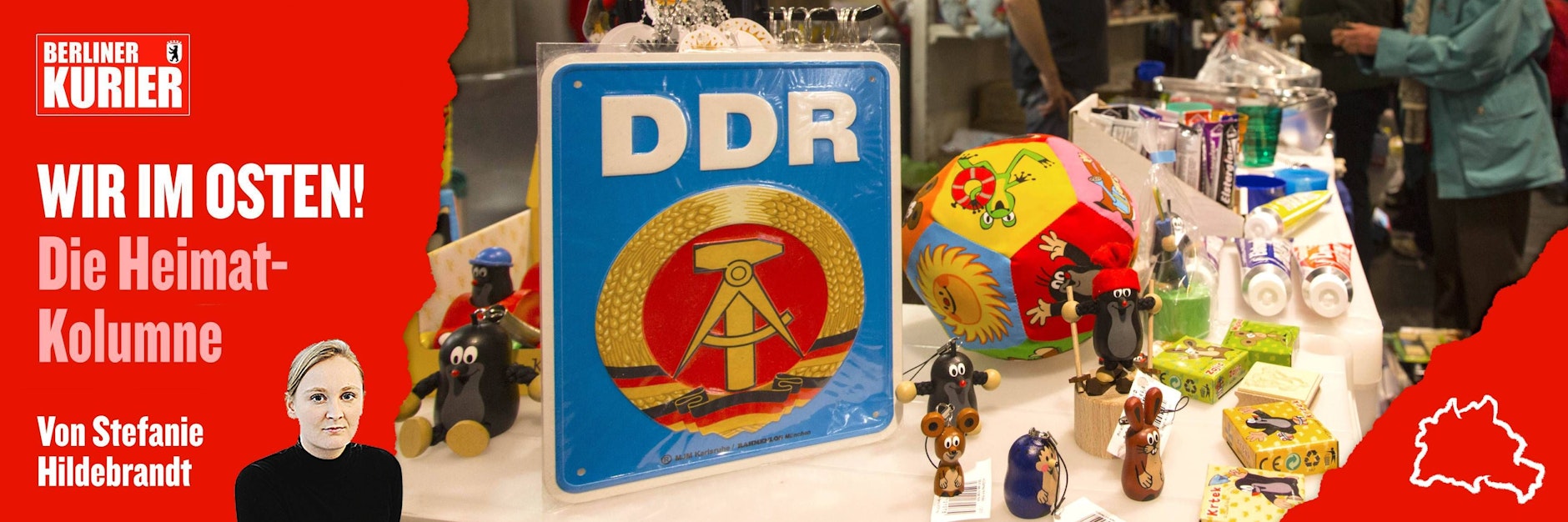 Das DDR Staatswappen und Spielzeug im Angebot eines Messestandes auf der Verkaufsmesse Ostpro.