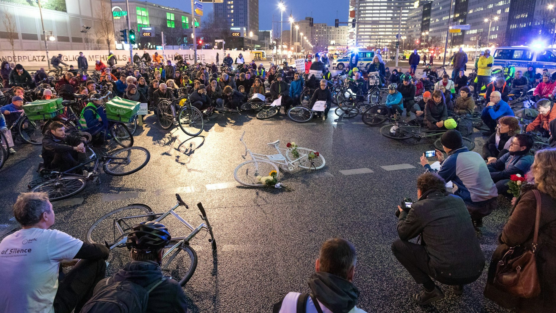 Einmal das Fahrrad im Mittelpunkt: Um an eine 2019 getötete Radfahrerin zu gedenken, trafen sich Hunderte Menschen am Alexanderplatz.