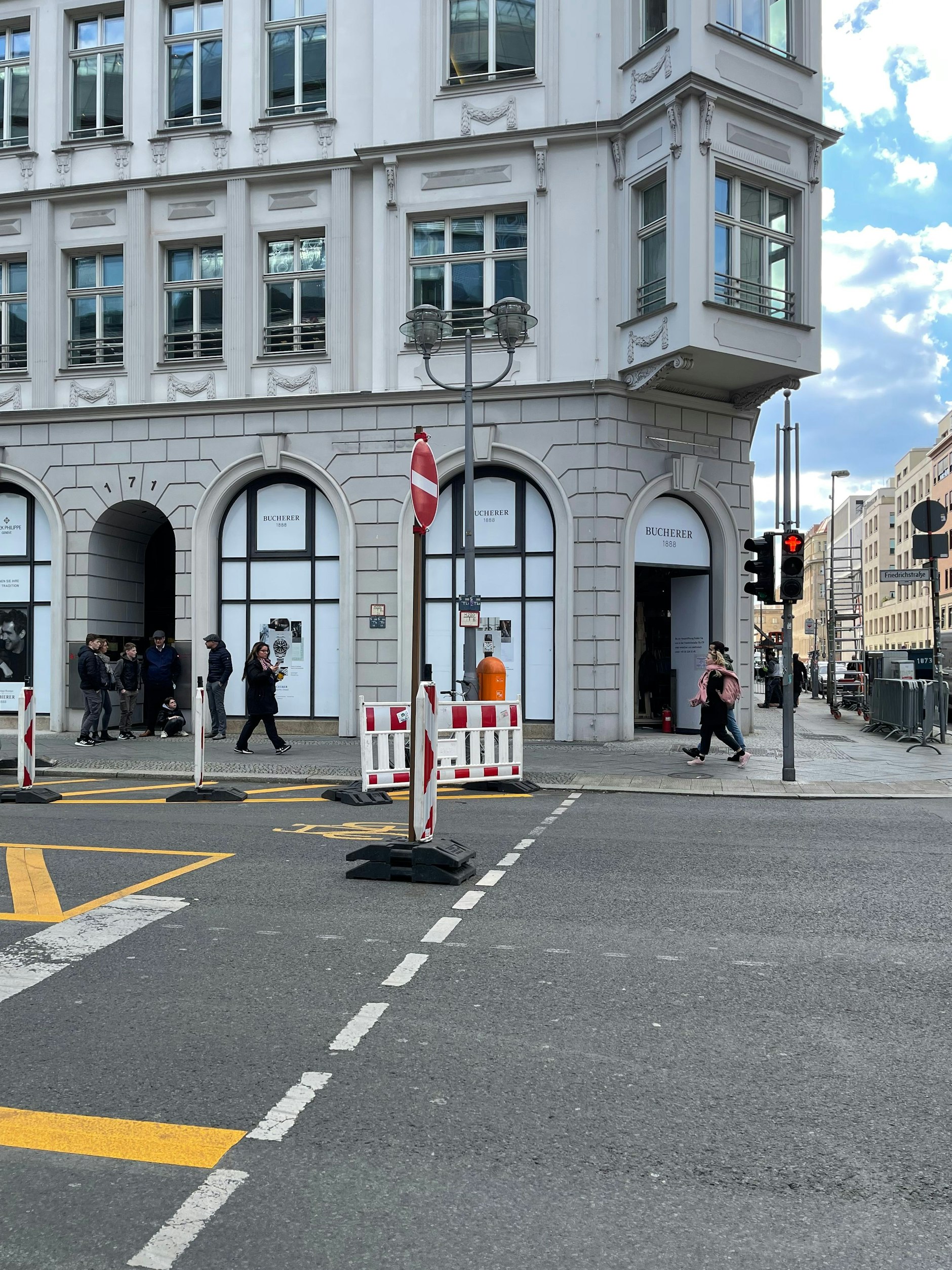 Friedrichstraße Ecke Französische Straße: Einst gab es hier eine Hermés-Boutique, später zog Nespresso ein. Nun versucht sich Bucherer in der Location. Good luck!