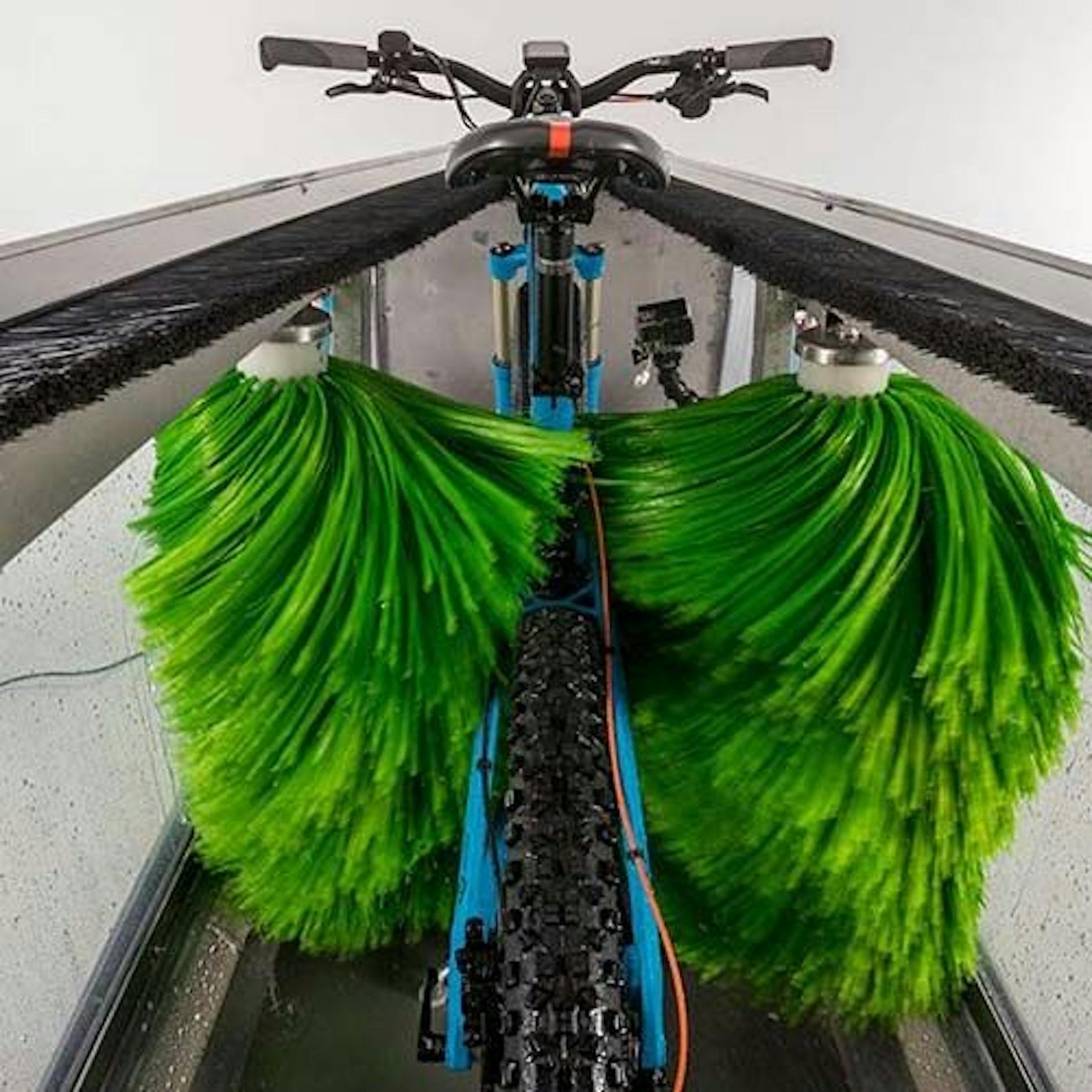 Gibt's wirklich: Eine Waschstation für Fahrräder in Berlin