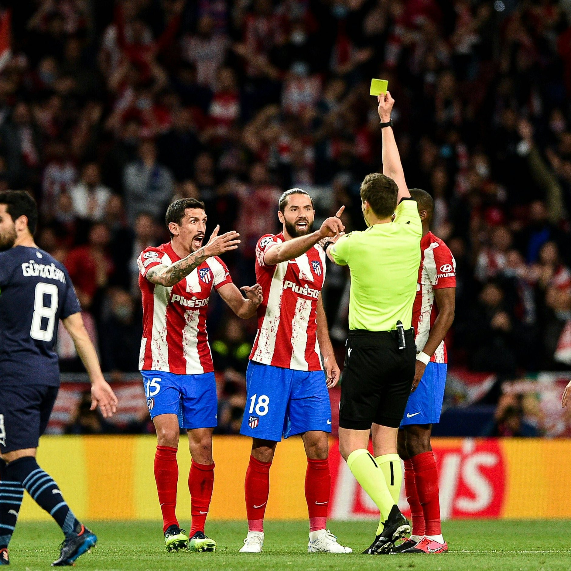 Atléticos Stevan Savic und Felipe protestieren bei&nbsp;Schiri Daniel Siebert wegen einer Gelben Karte.